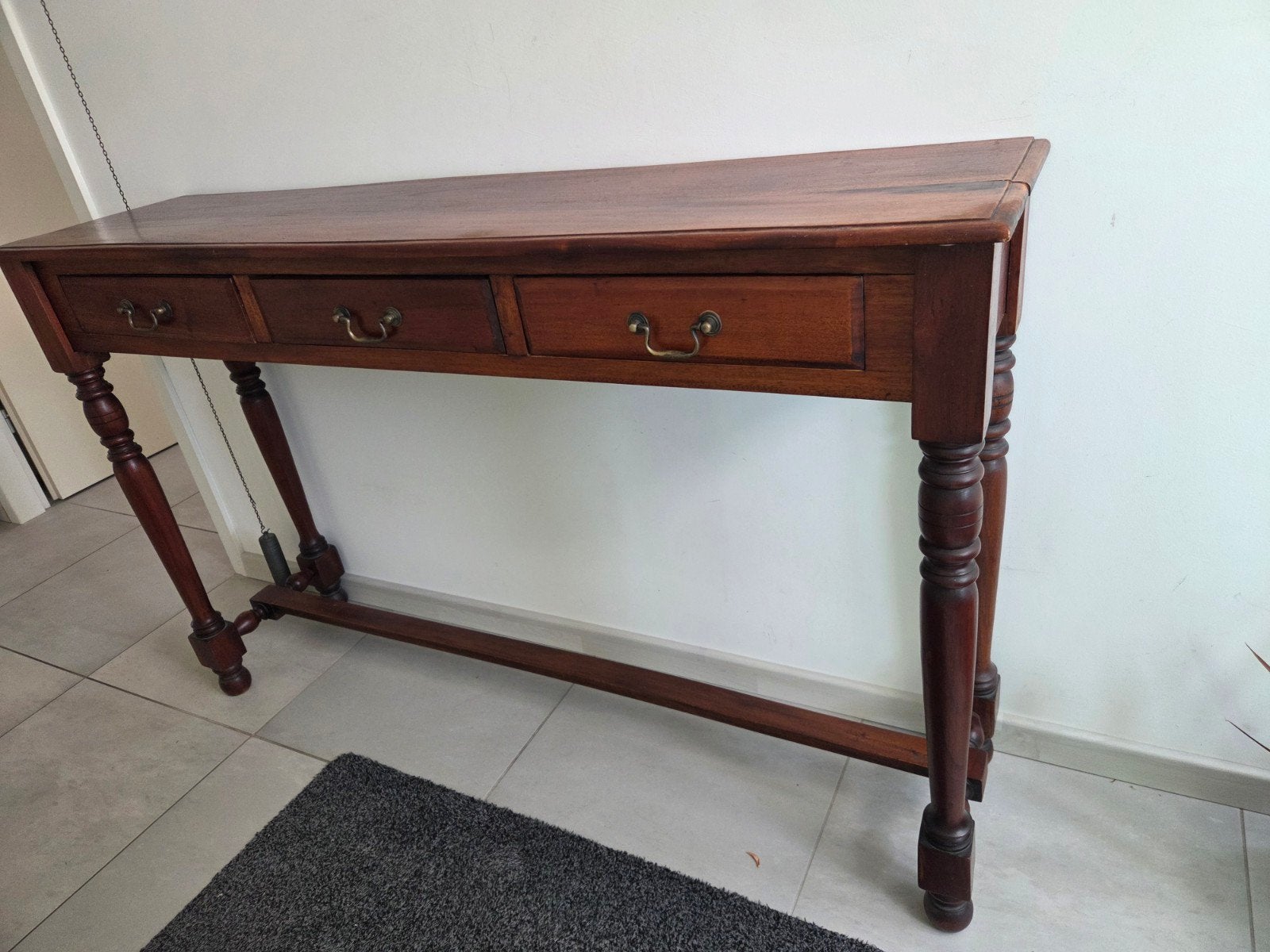 Klassieke houten sidetable met 3 lades, Ophalen