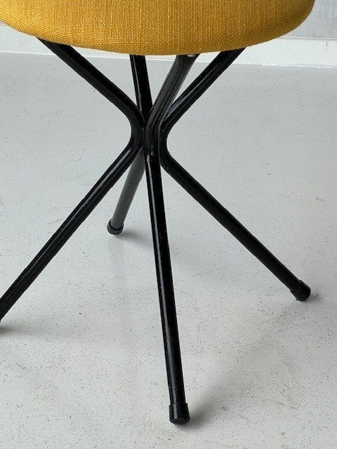 Vintage kruk geel retro krukje jaren 50 design stool 1950s, Gebruikt, Staal, ., Ophalen of Verzenden