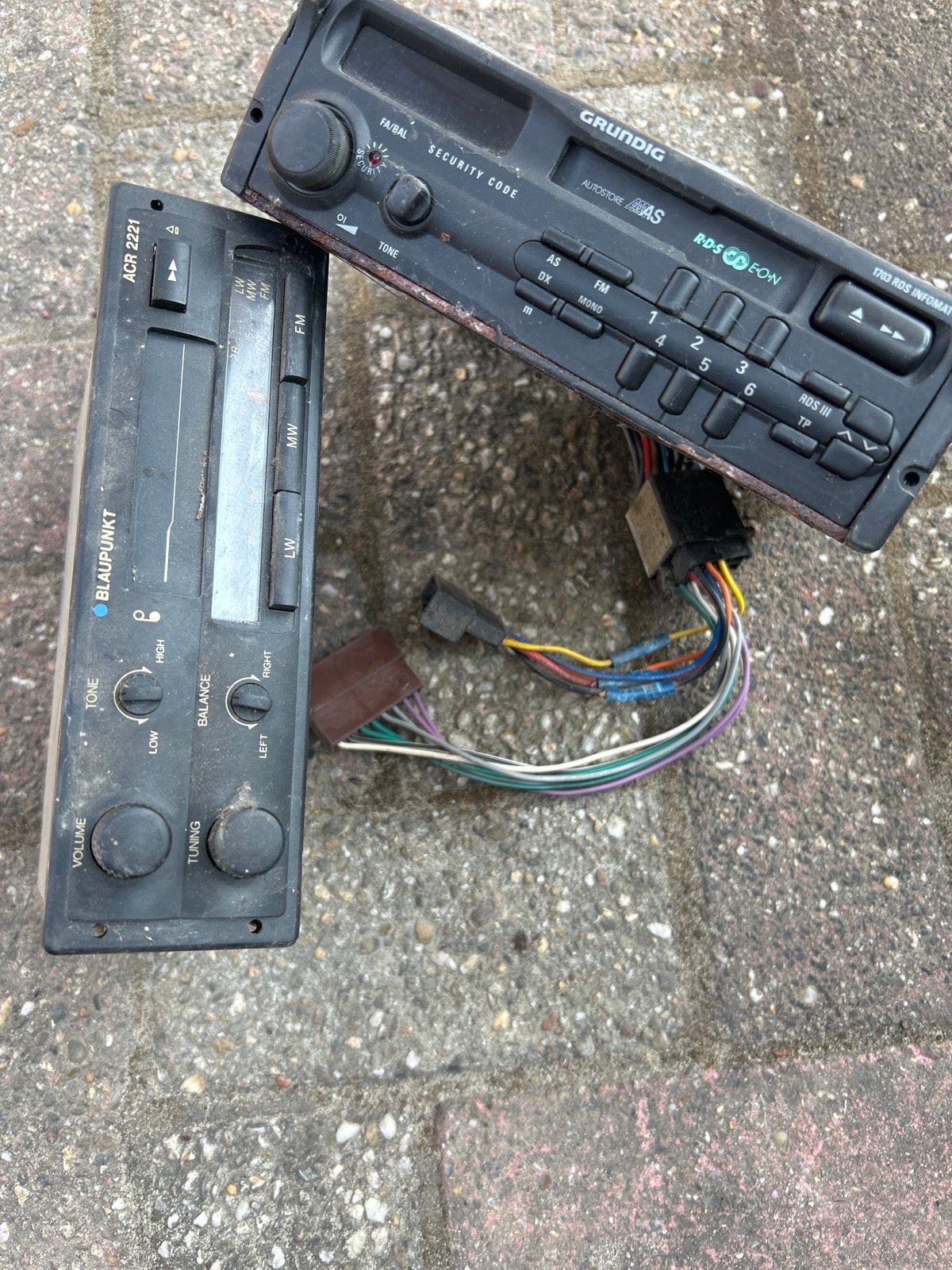 Oude autoradio's: Grundig en Blaupunkt (werking onbekend), Ophalen, Gebruikt