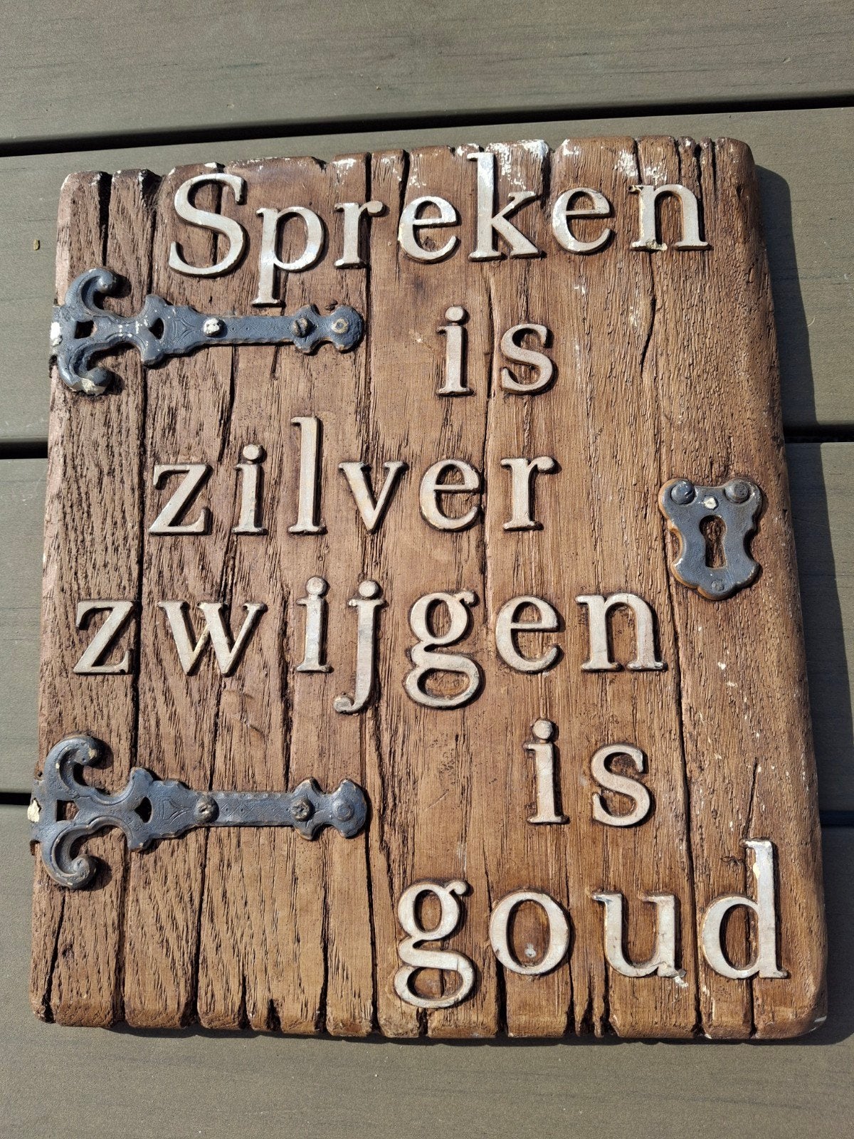 Decoratief wandbord 'Spreken is zilver zwijgen is goud', Ophalen of Verzenden, Gebruikt, Bruin, Steen/keramiek