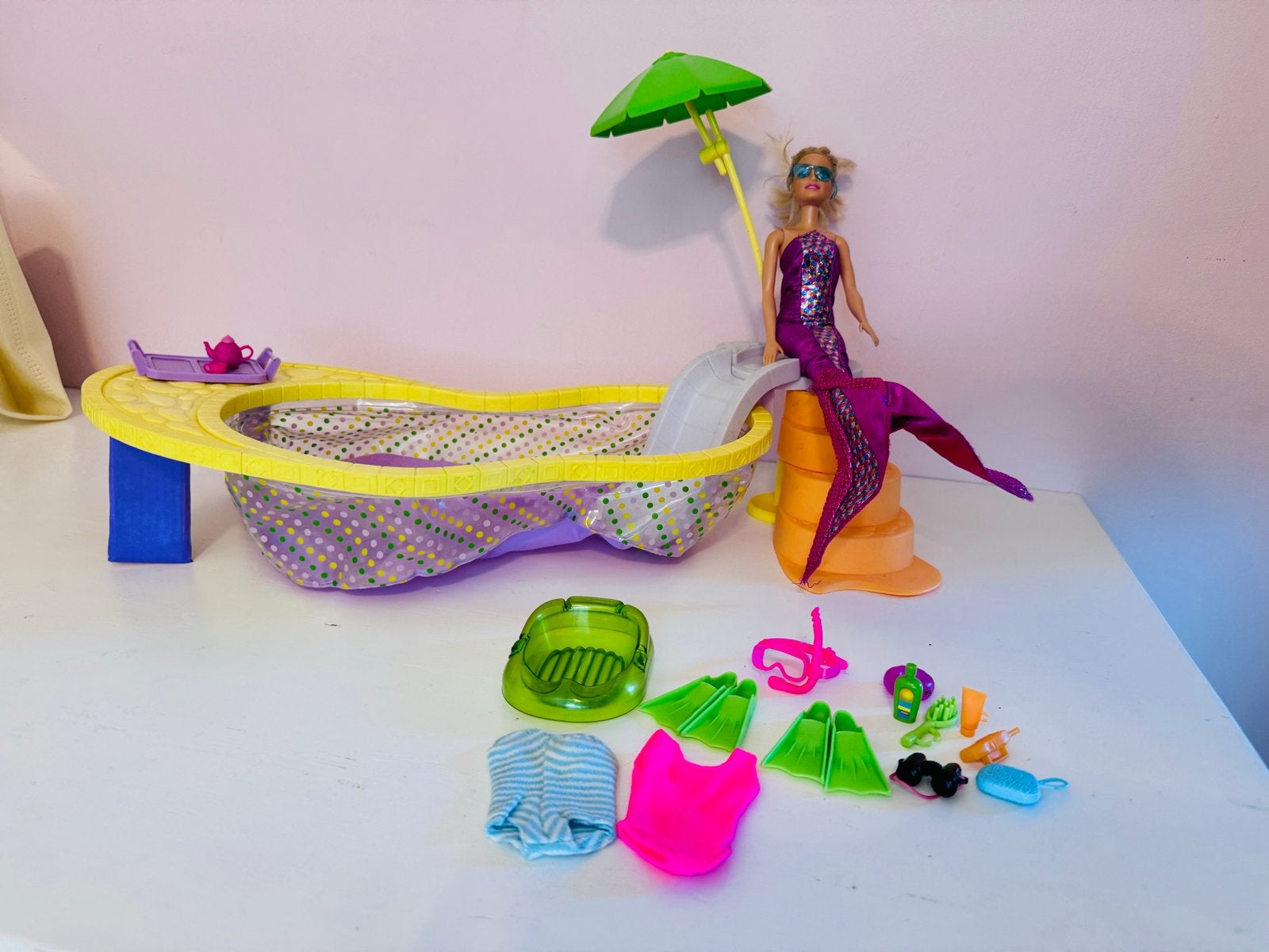 Barbie speelset zwembad met veel accessoires, Ophalen of Verzenden, Gebruikt, Barbie
