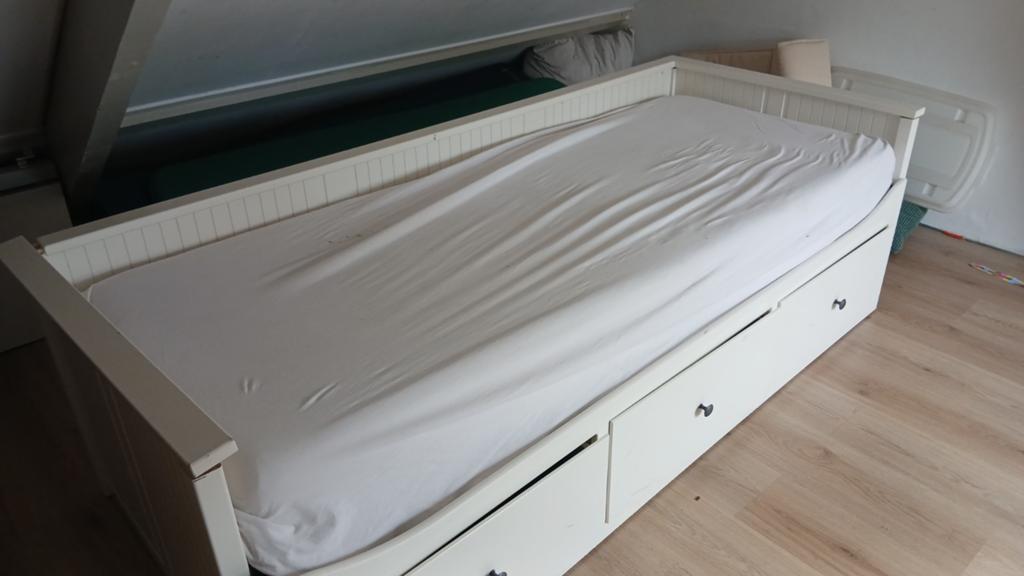 GRATIS bed uitschuifbaar Ikea, Huis en Inrichting, Slaapkamer | Bedden, Gebruikt, Eenpersoons, Hout, Wit, Ophalen of Verzenden