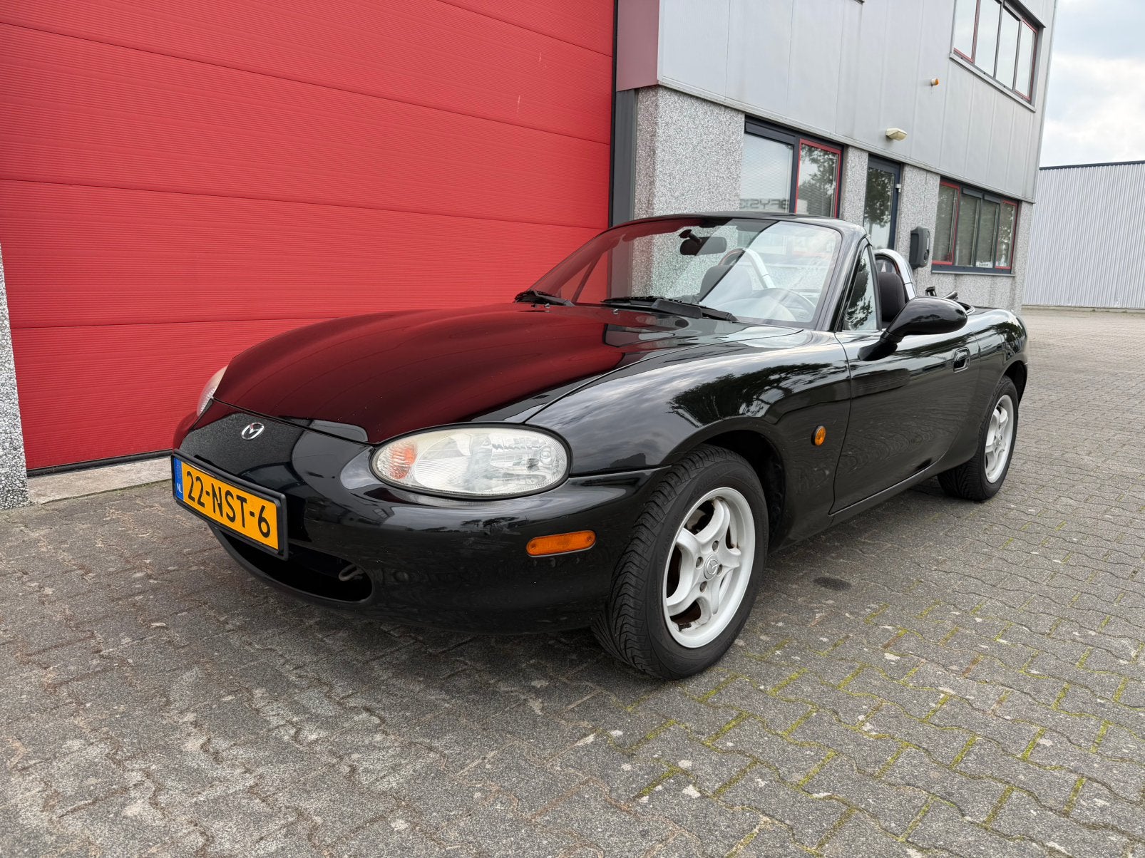 Mazda MX-5 1.6 I 1998 Zwart distributieriem vervangen, 40 €/maand, Zwart, 4 cilinders, Cabriolet