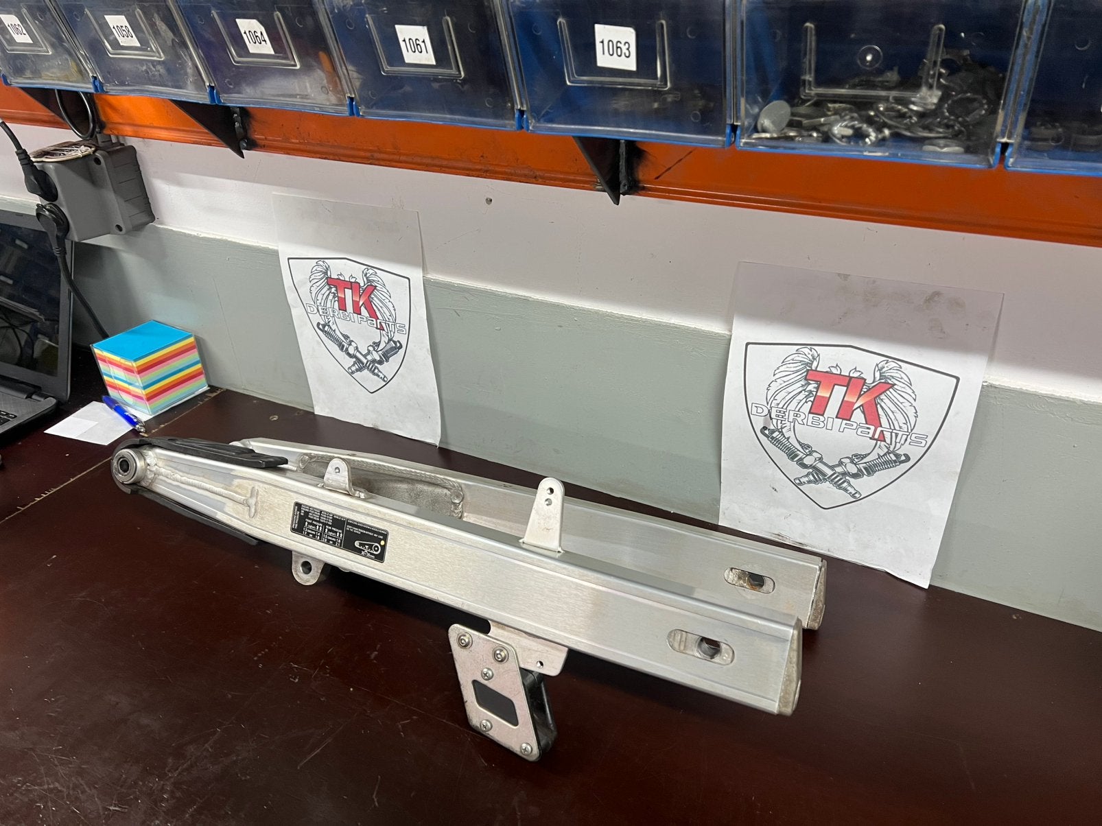 Derbi drd aluminium achterbrug, Fietsen en Brommers, Brommeronderdelen | Algemeen, Ophalen, Frame, Derbi, Zo goed als nieuw