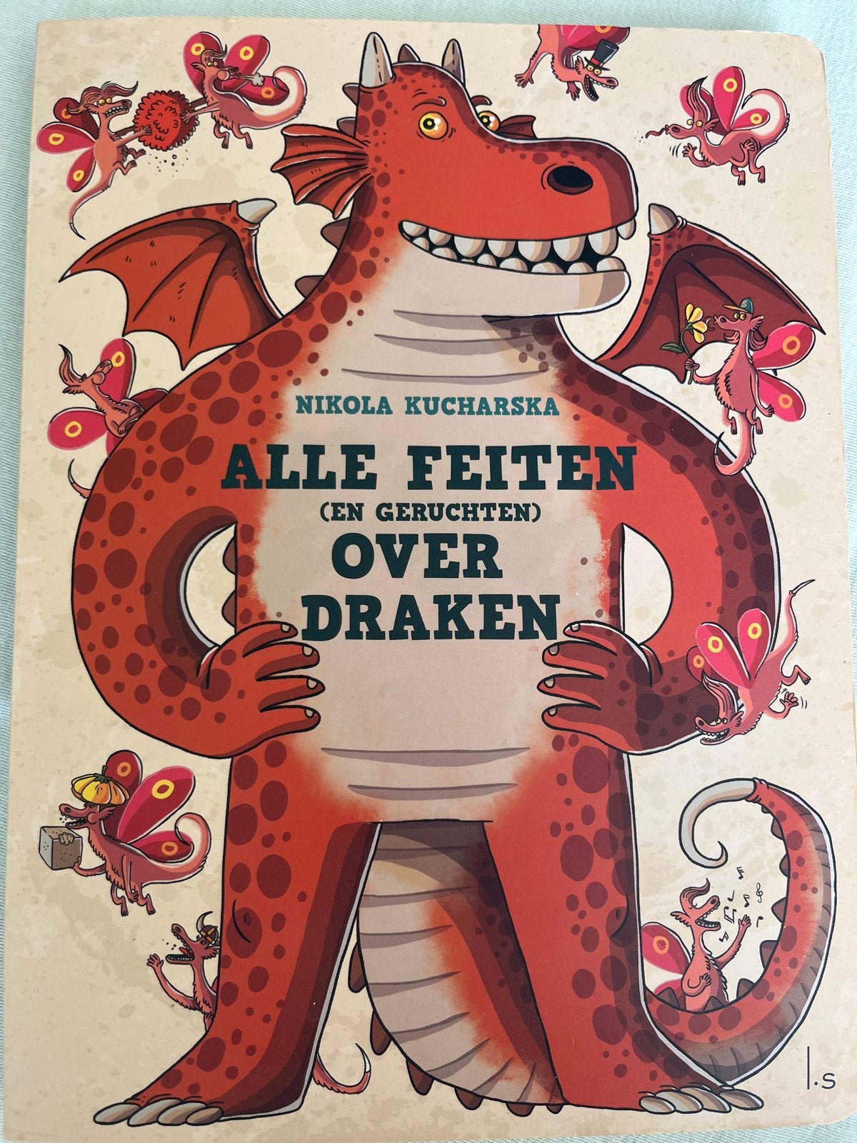 Alle Feiten (en Geruchten) over Draken - Nikola Kucharska, Boeken, Ophalen of Verzenden, Zo goed als nieuw