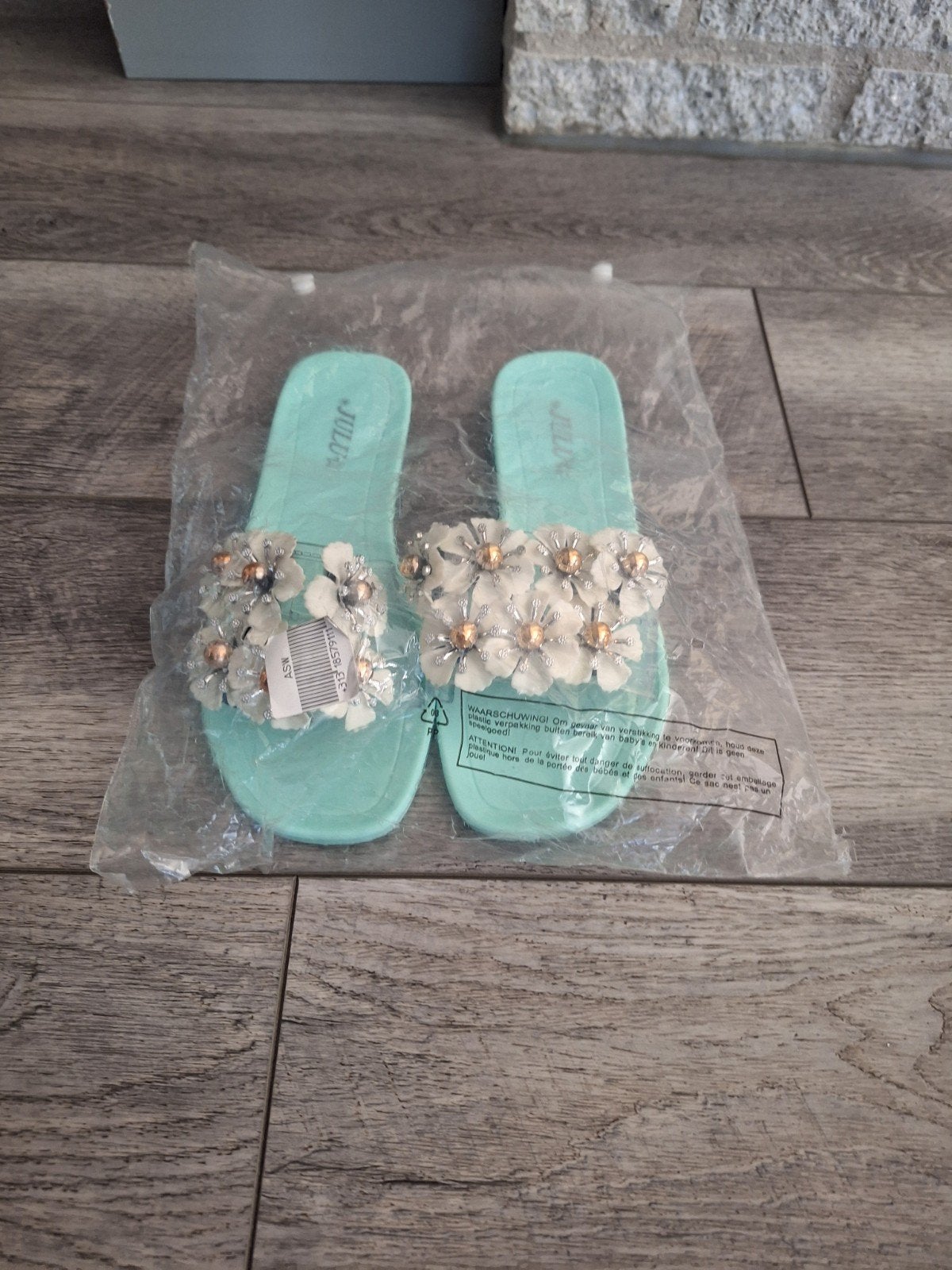 Nieuwe mintgroene slippers met bloemen en steentjes, Kleding | Dames, Slippers, Nieuw, Ophalen of Verzenden, Groen
