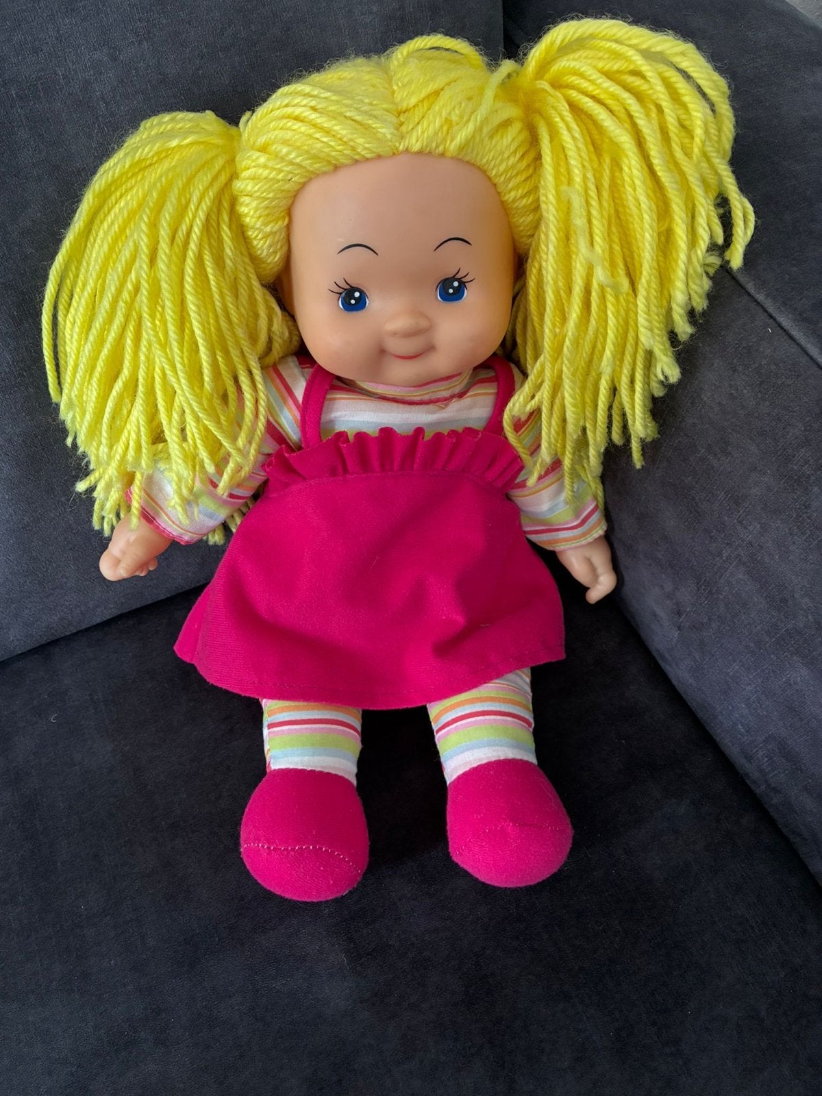 Leuke zachte pop met gele staartjes en roze jurkje, Ophalen of Verzenden, Gebruikt, Overige typen