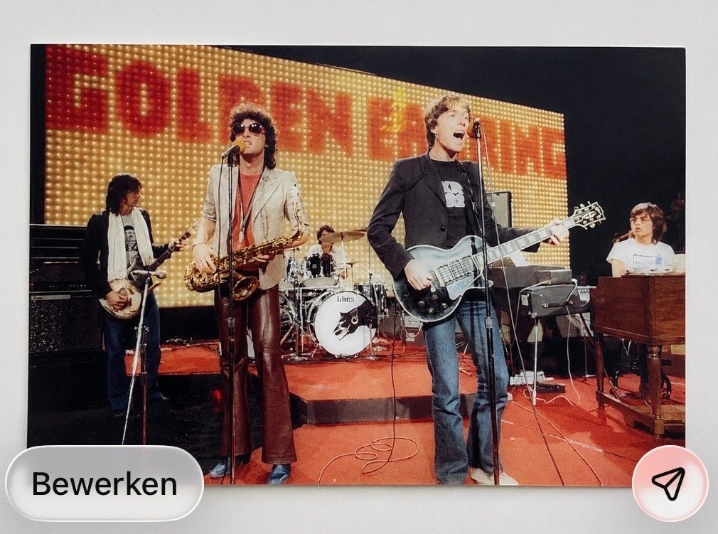 Golden Earring 1975 geplastificeerde foto, Verzamelen, Foto's en Prenten, Ophalen of Verzenden, 1960 tot 1980, Gebruikt, Overige onderwerpen