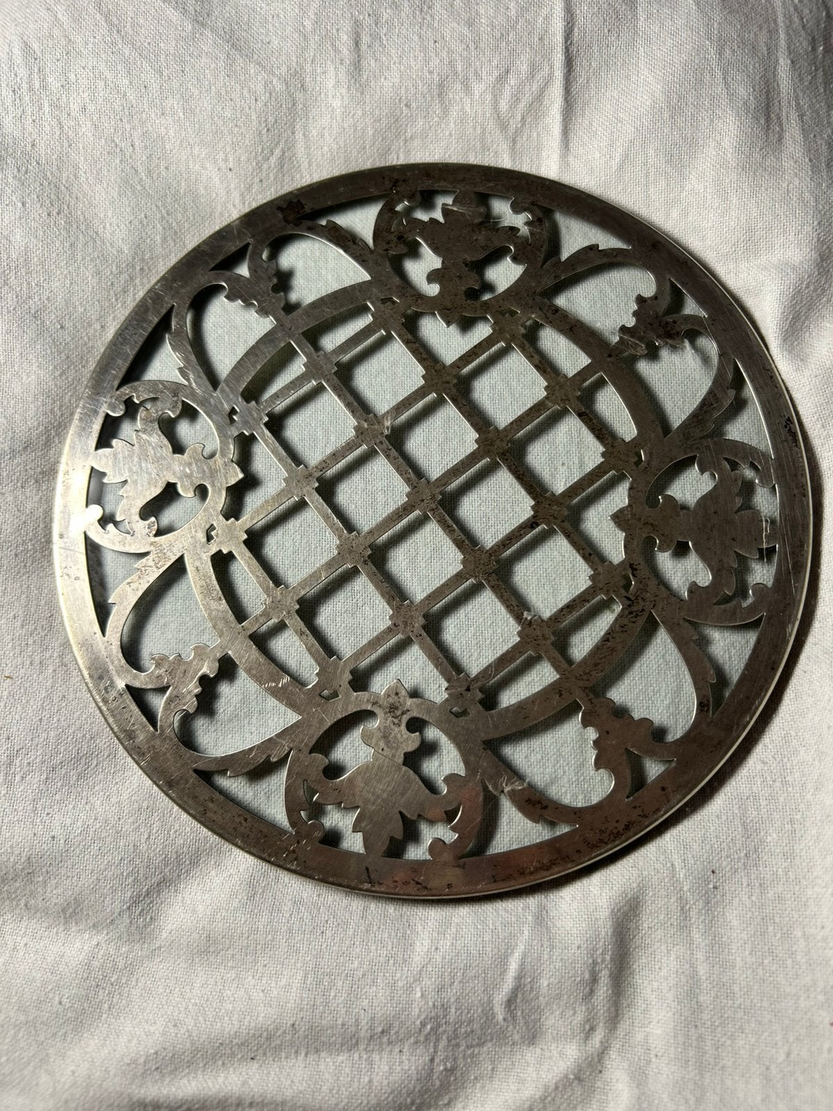 Metalen antieke (verzilverde) onderzetter met glas 18 cm, Huis en Inrichting, Woonaccessoires | Onderzetters, C, Ophalen of Verzenden
