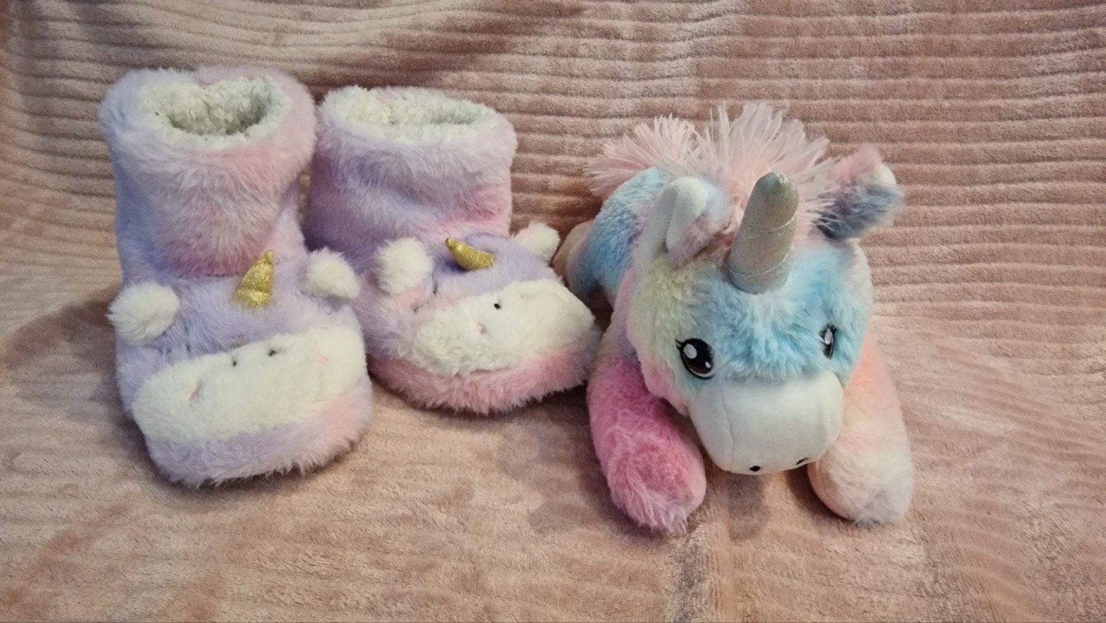 Unicorn sloffen maat 31 en regenboog knuffel, Ophalen of Verzenden, Gebruikt, Meerkleurig, Eenhoorn