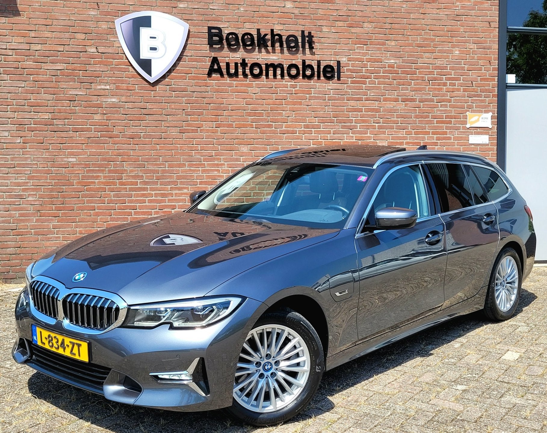 BMW 3-serie Touring 320e Luxury - Pano, Trekhaak, Laser (NL, Automaat, 1998 cc, Gebruikt, 4 cilinders