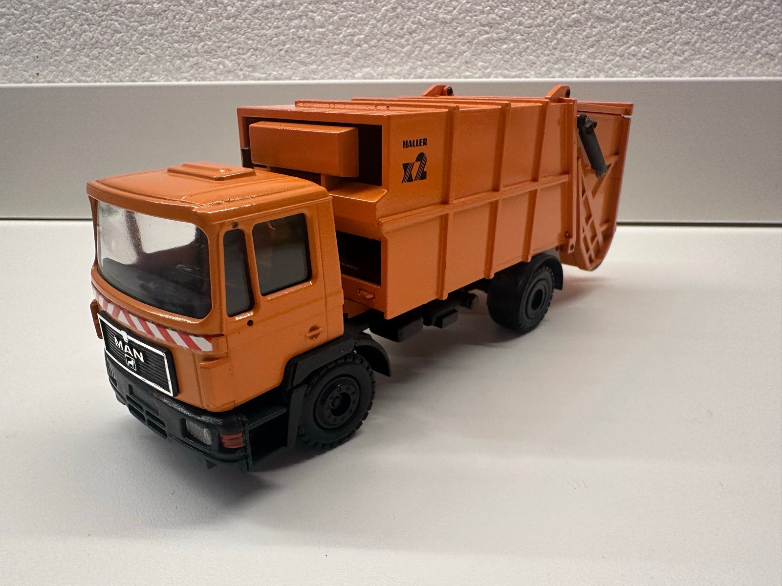 Conrad MAN F90 vuilniswagen met Haller kraakpers opbouw, Hobby en Vrije tijd, Ophalen of Verzenden, Zo goed als nieuw, Bus of Vrachtwagen