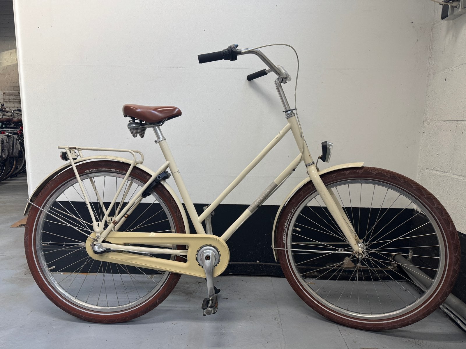 Nette Cortina fiets 28 inch, Fietsen en Brommers, 26 inch of meer, Terugtraprem, Versnellingen, Ophalen of Verzenden