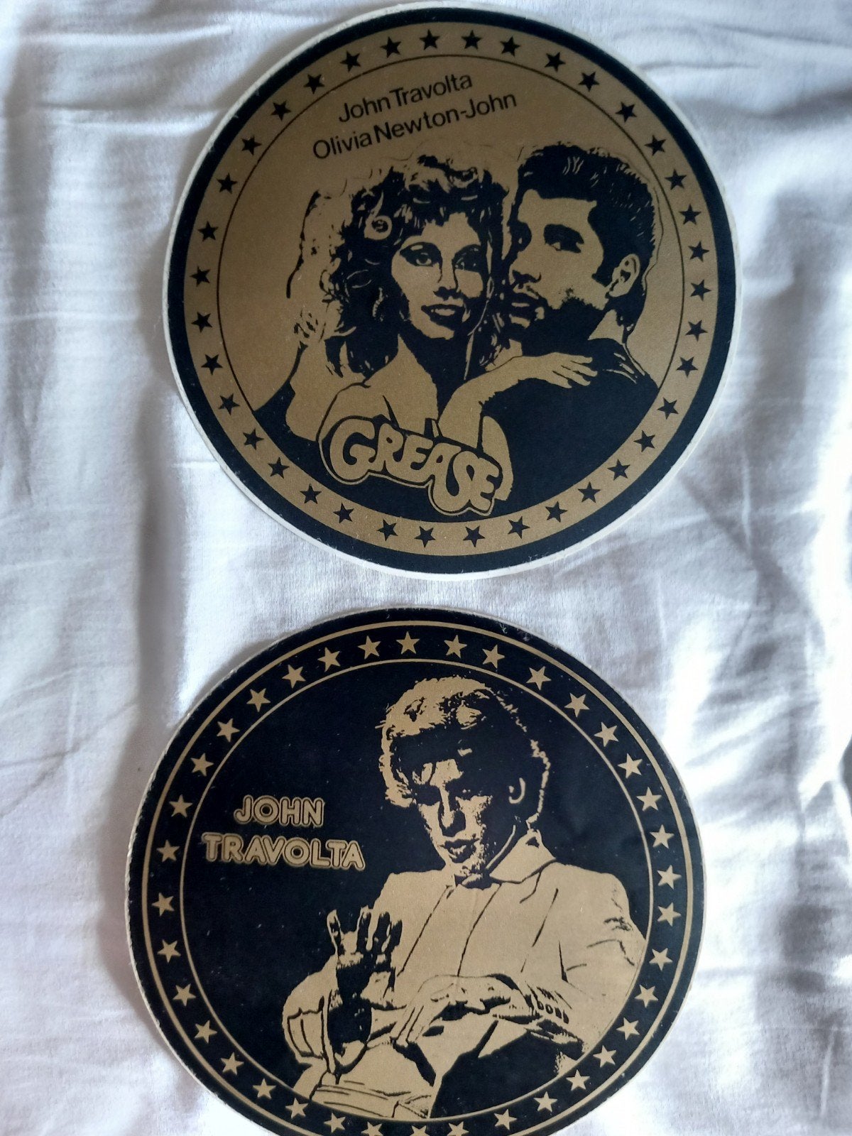 twee oude Grease stickers jaren 70 of 80 john travolta, Ophalen of Verzenden, Gebruikt, Film, Tv of Omroep
