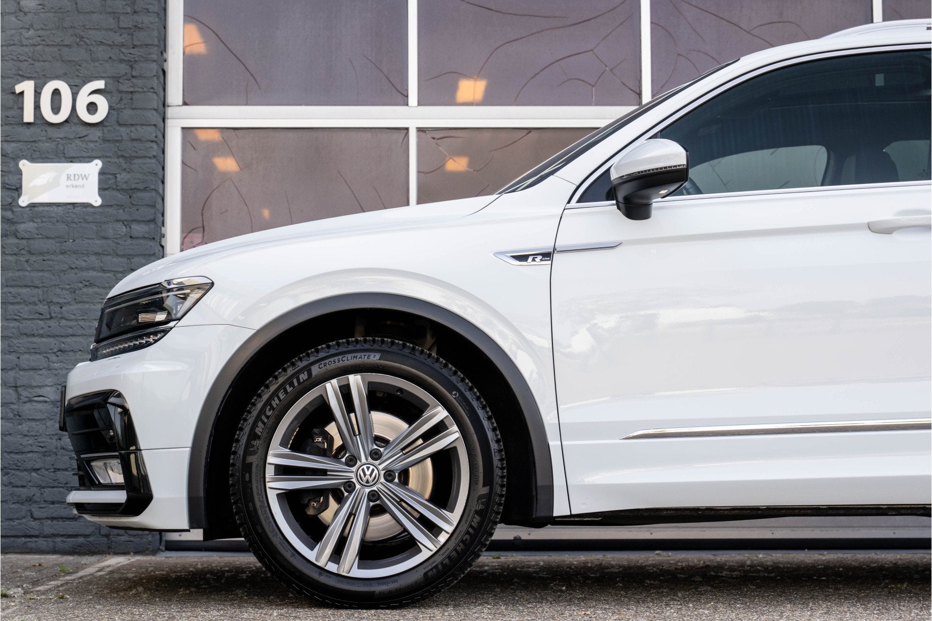 Volkswagen Tiguan 2.0 TSI 4Motion Highline R-Line, Pano,19LM, Automaat, Stof, Gebruikt, 4 cilinders
