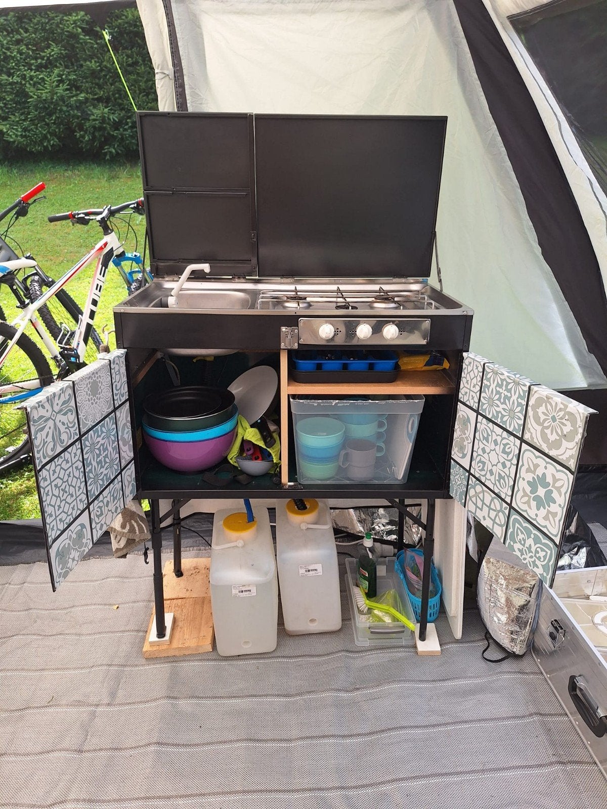 Gerenoveerde campingkeuken met 3-pits gasfornuis en wasbak, Caravans en Kamperen, Ophalen, Gebruikt