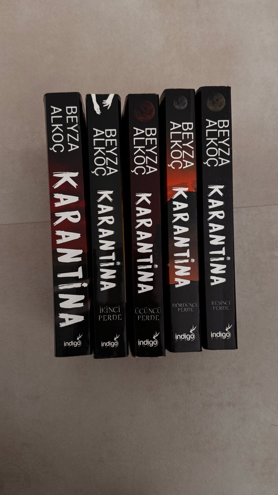Karantina Beyza Alkoc Boekenset (5 boeken) met bladwijzers, Ophalen of Verzenden, Gelezen