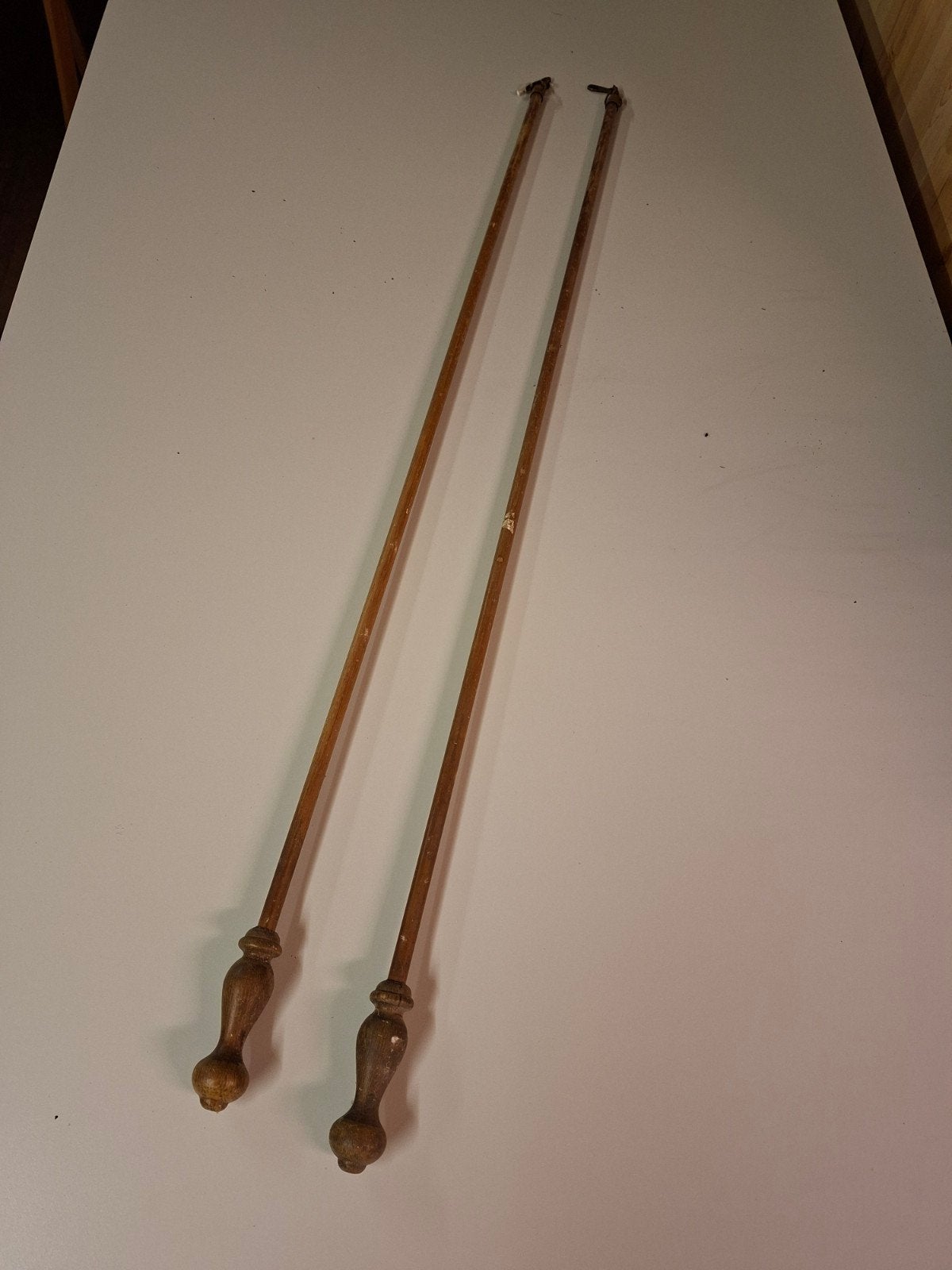 Vintage houten gordijnroeden met sierlijke knoppen, Ophalen of Verzenden