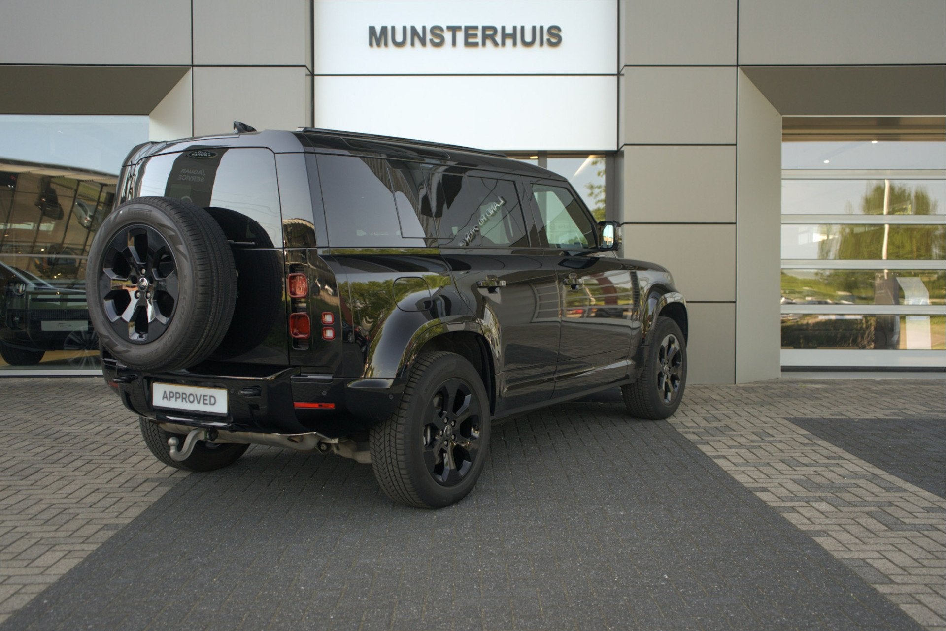 Land Rover Defender 110 2.0 P300e 110 X-Dynamic SE | Voorsto, Auto's, Land Rover, Automaat, 12 maanden, Gebruikt, 4 cilinders