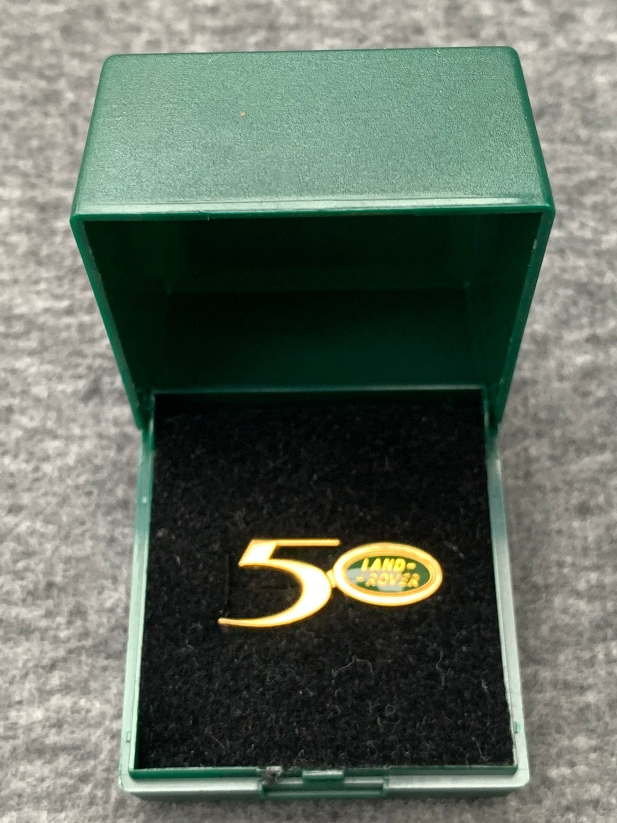 Land Rover serie 50th pin button, speltje, Verzamelen, Ophalen of Verzenden, Nieuw, Overige onderwerpen, Speldje of Pin