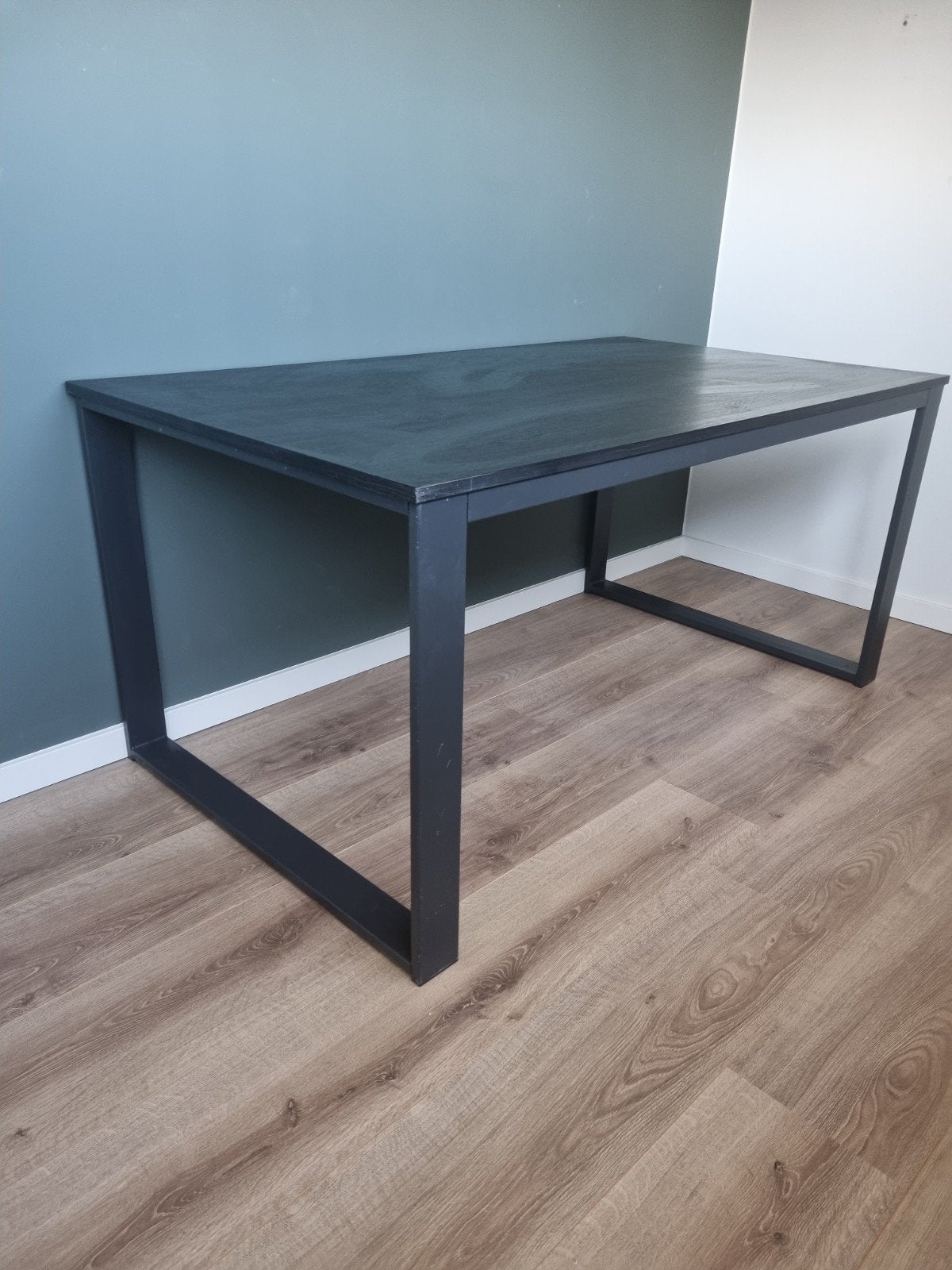 Zwarte eettafel met houten blad en metalen poten, Gebruikt, 50 tot 100 cm, 150 tot 200 cm, Vier personen