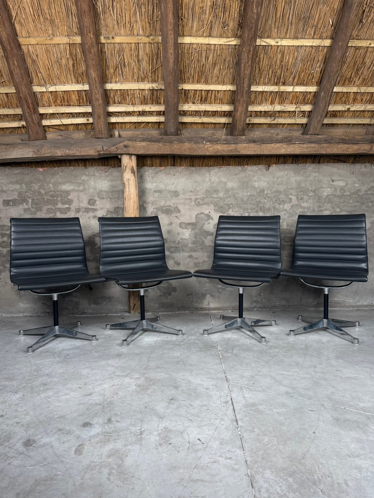 10 vintage Vitra Herman Miller Eames EA105 stoelen, Huis en Inrichting, Stoelen, Zwart, Ophalen of Verzenden, Metaal, Vijf, Zes of meer stoelen