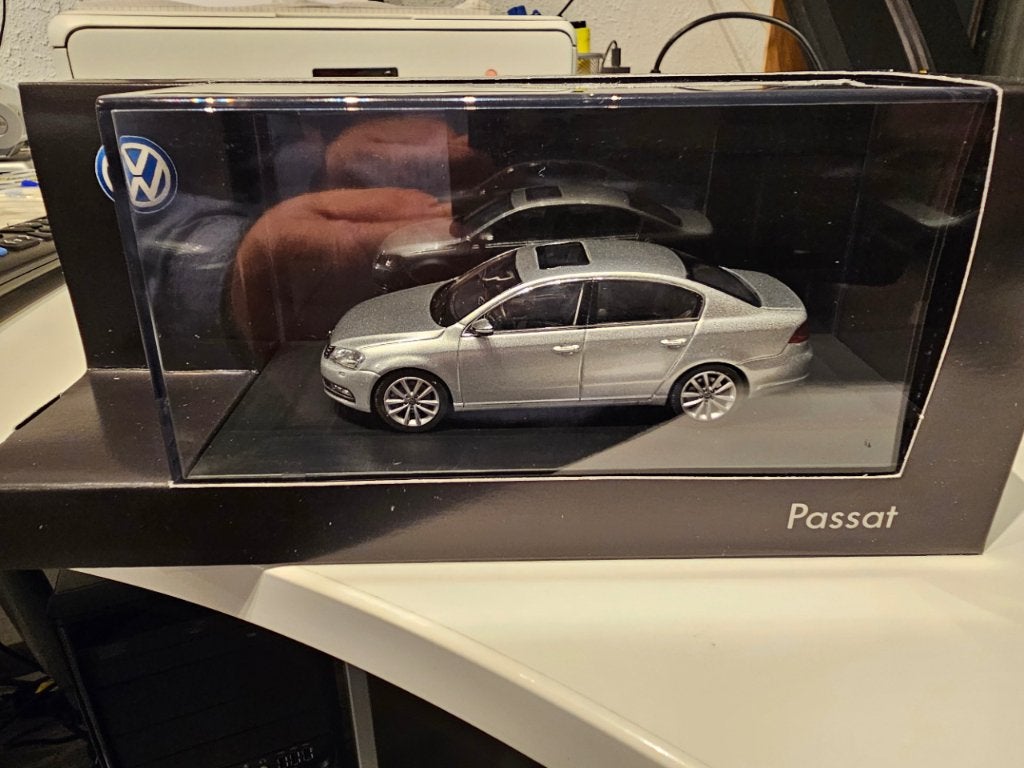Volkswagen Passat sedan 1/43, Hobby en Vrije tijd, Modelauto's | 1:43, Ophalen of Verzenden, Nieuw, Auto, Overige merken