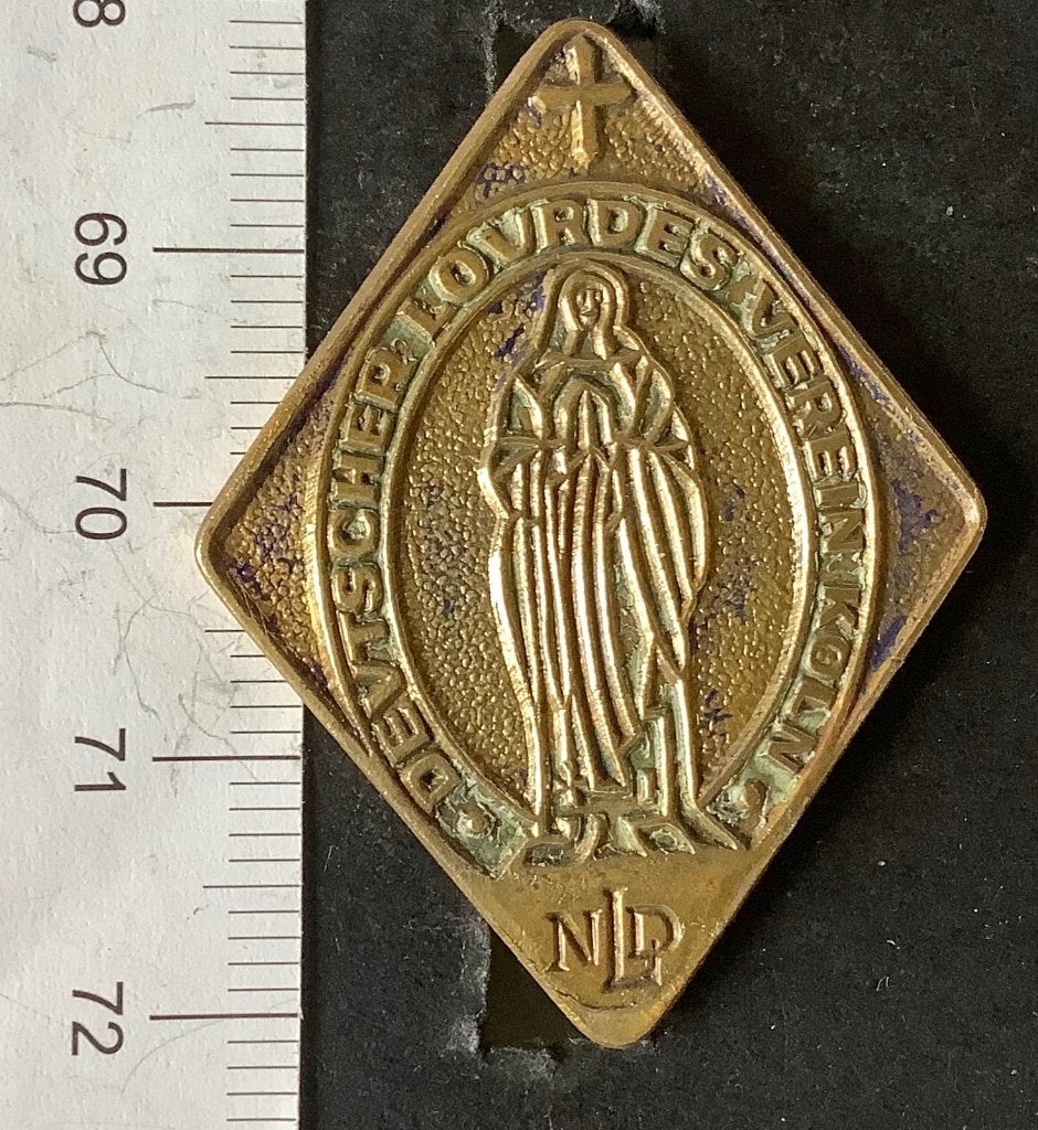 speld, Lourdes, Deutscher Lourdes Verein Köln (AW, Ophalen of Verzenden, Gebruikt, Overige onderwerpen, Speldje of Pin
