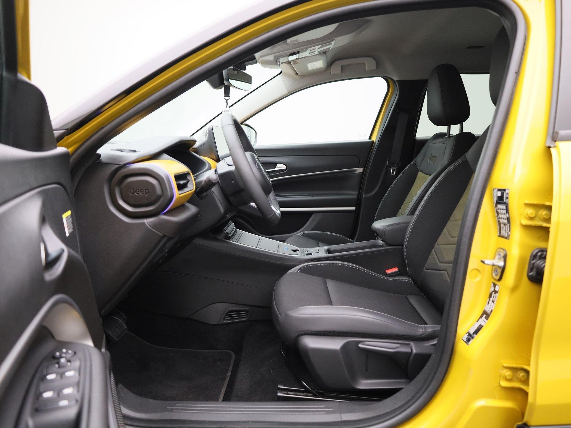 Jeep Avenger 54kWh 1st Edition | Navigatiesysteem | Parkeers, 12 maanden, Stof, Gebruikt, 334 min