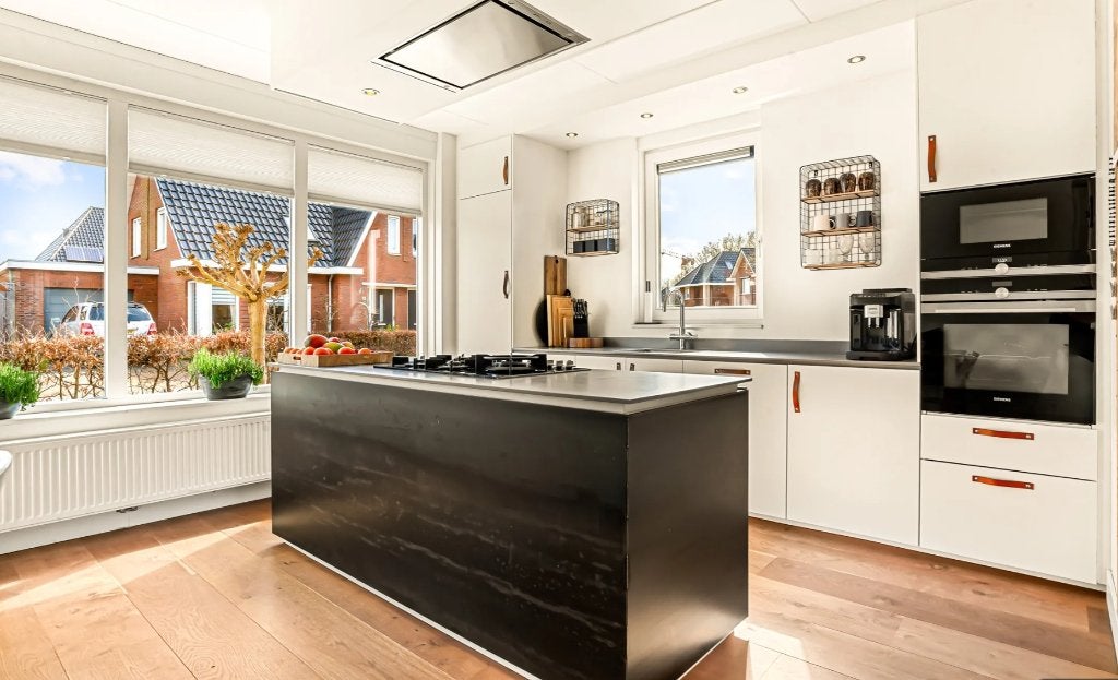 Moderne keuken met kookeiland en inbouwapparatuur, Ophalen, Gebruikt, Overige materialen, Wit
