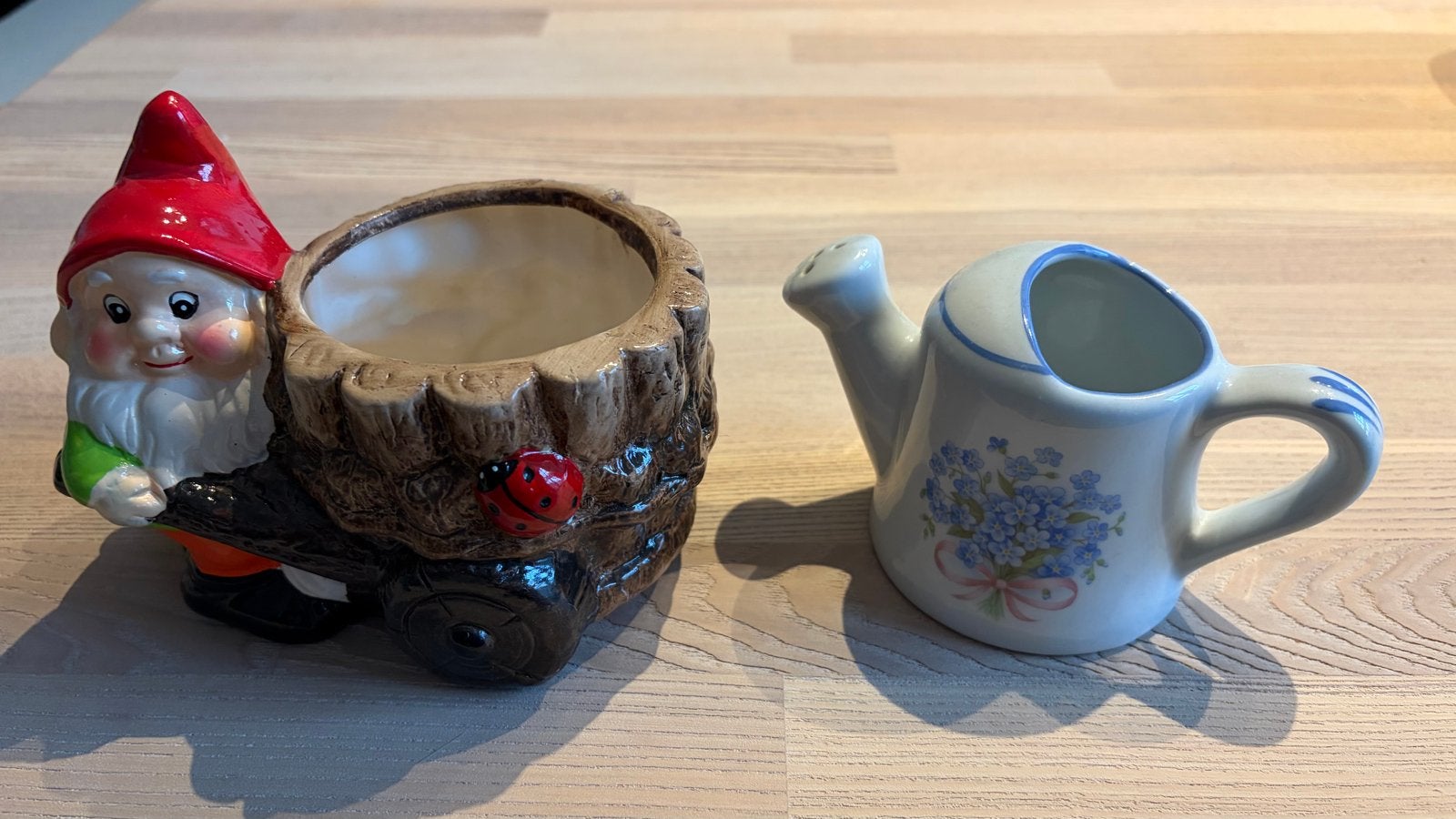 2 Ceramic Planters – Garden Gnome Cart & Floral Watering Can, Gebruikt, Rond, Ophalen of Verzenden, Binnen