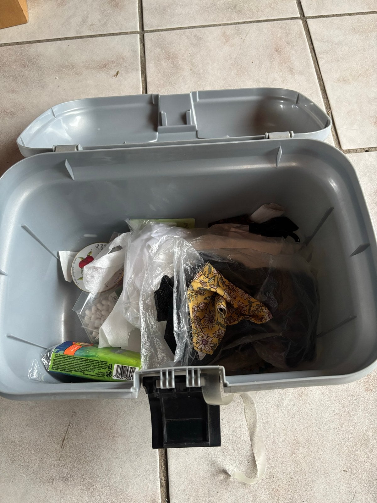 Grijze naaidoos met inhoud, Ophalen of Verzenden, Gebruikt, Overige typen