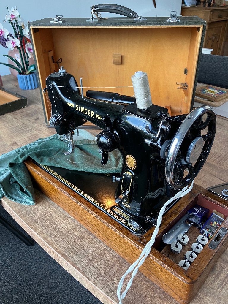 Oude naaimachine in koffer, Ophalen, Gebruikt, Naaimachine, Singer