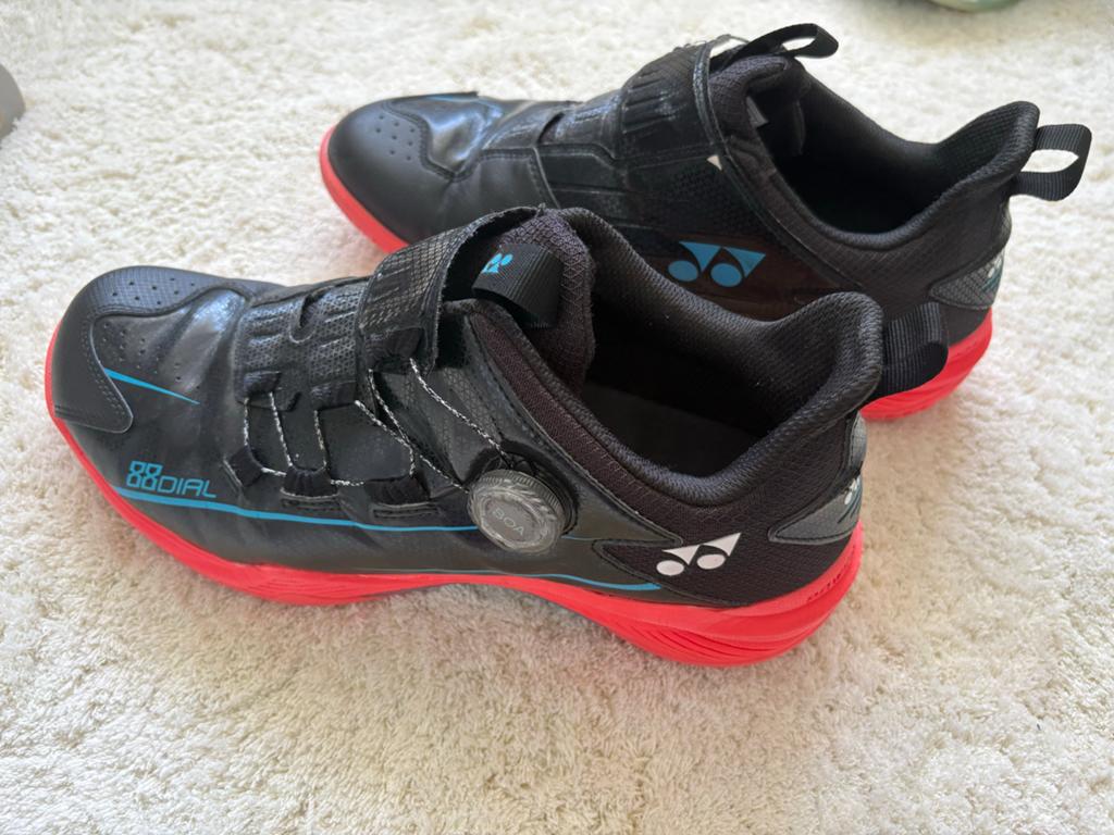 Yonex Sportschoenen - Maat EU 44, Ophalen, Gedragen, Zwart, Sportschoenen