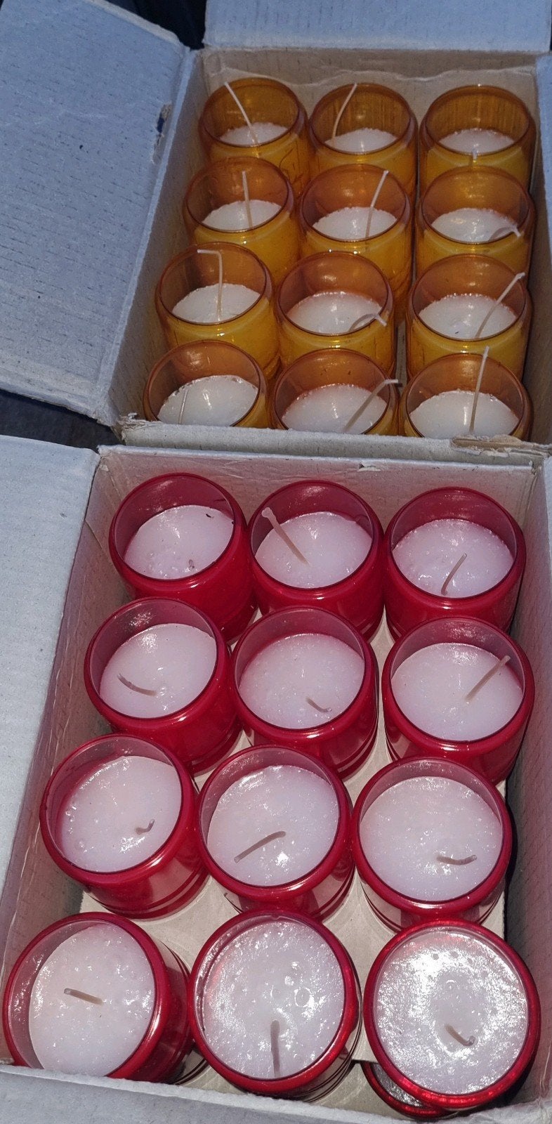Partij van 404 Kaarsen in gekleurde  cups (rood en geel), 9 cm, Kunststof, Nieuw, Ophalen of Verzenden