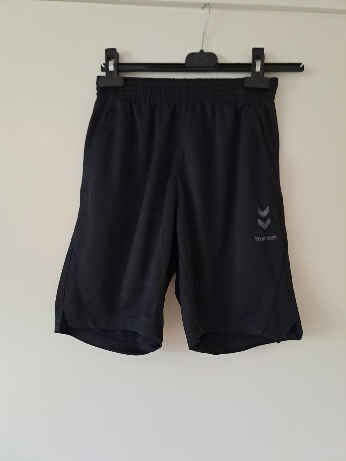 Korte broek - maat S - Hummel, Kleding | Heren, Broeken en Pantalons, Verzenden, Zwart, Zo goed als nieuw, Adidas