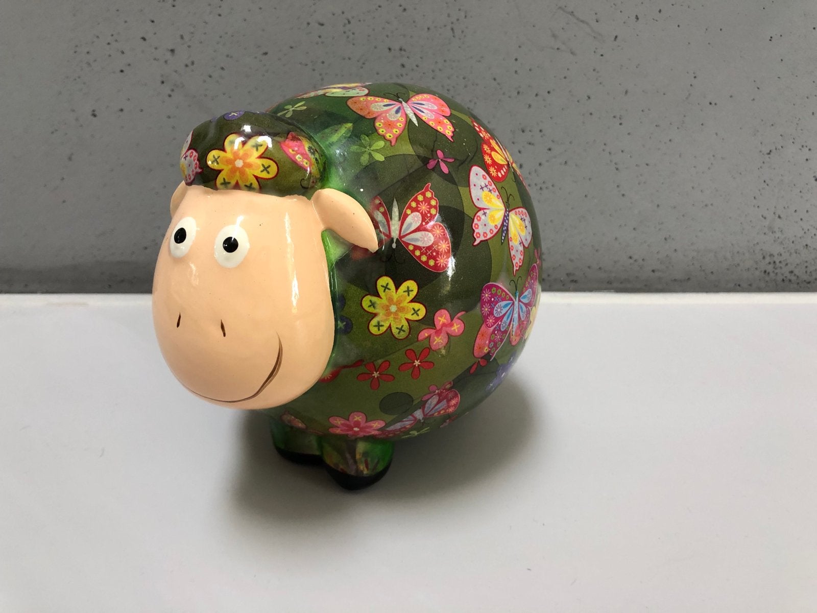 Leuke spaarpot in de vorm van een schaap met vlinders, Ophalen of Verzenden, Zo goed als nieuw, Steen, Aardewerk of Keramiek, Dier