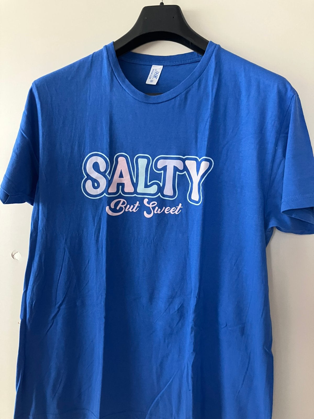 Felblauw t shirt met roze tekst/JHK-M, Maat 38/40 (M), Blauw, Ophalen of Verzenden, Zo goed als nieuw