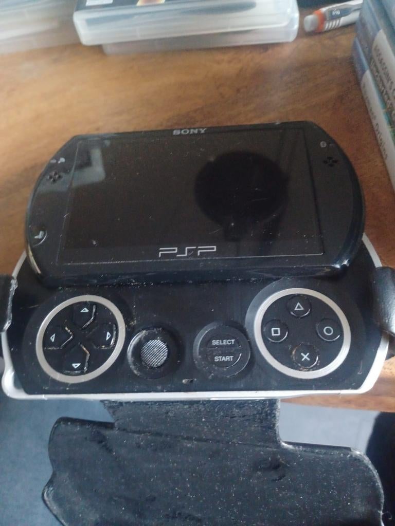 Psp go  met ps vita speletjes  10 speletjes, Spelcomputers en Games, Ophalen, Zo goed als nieuw