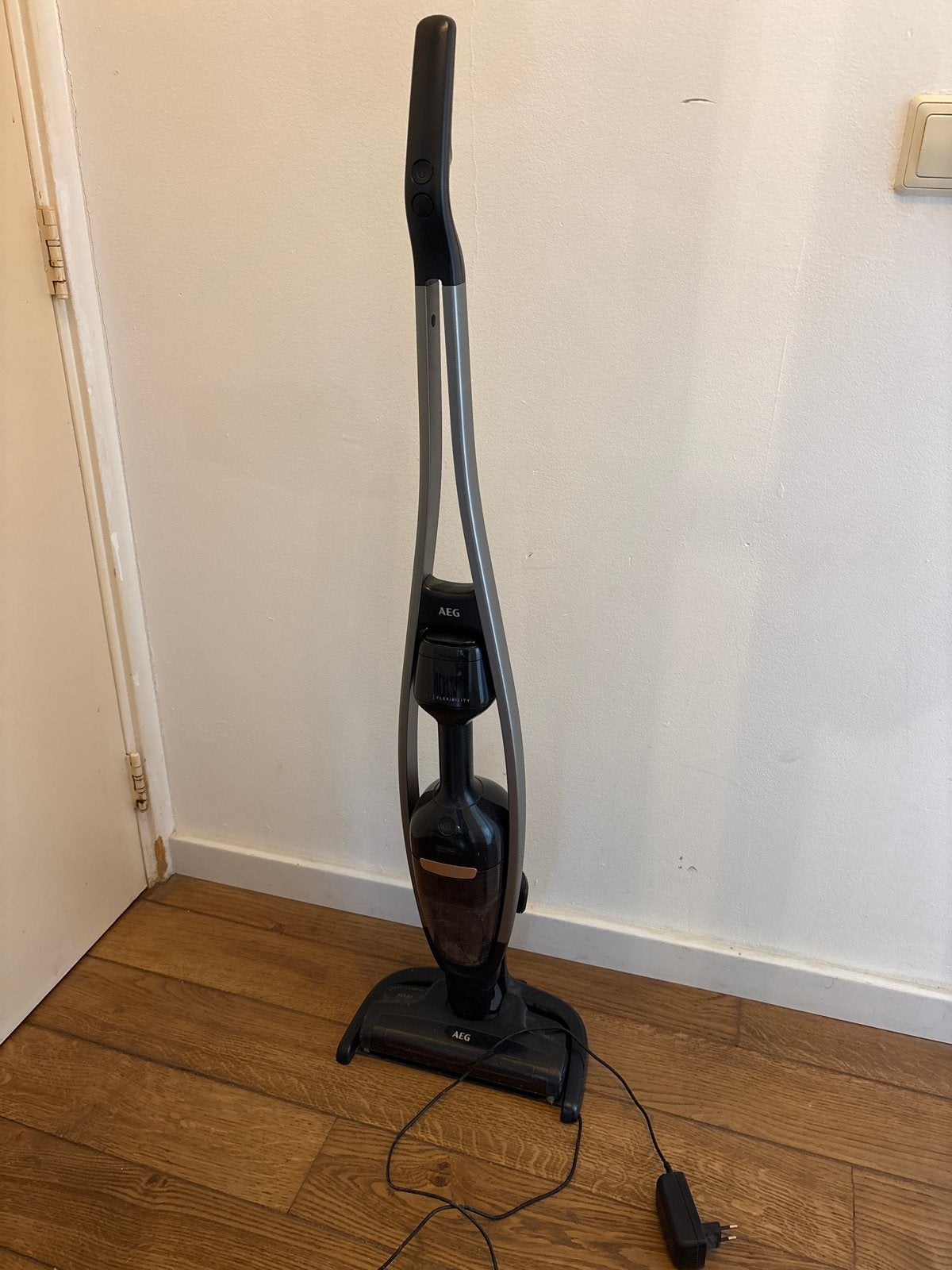 AEG Steelstofzuiger met kruimeldief functie, Witgoed en Apparatuur, Ophalen, Gebruikt, Draadloos, Reservoir