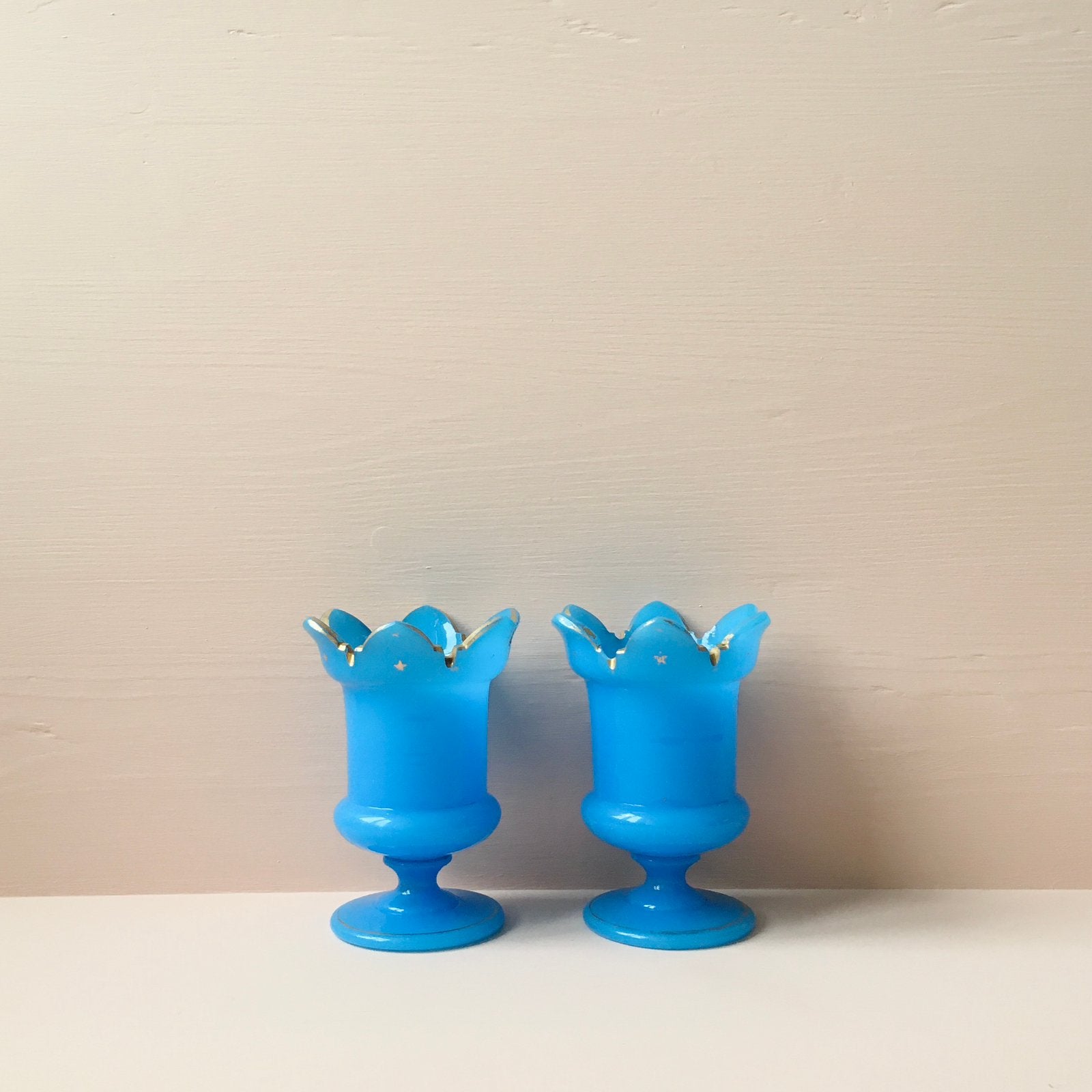 2 Franse antieke vaasjes van blauw opalineglas met goudkleur, Antiek en Kunst, Ophalen of Verzenden