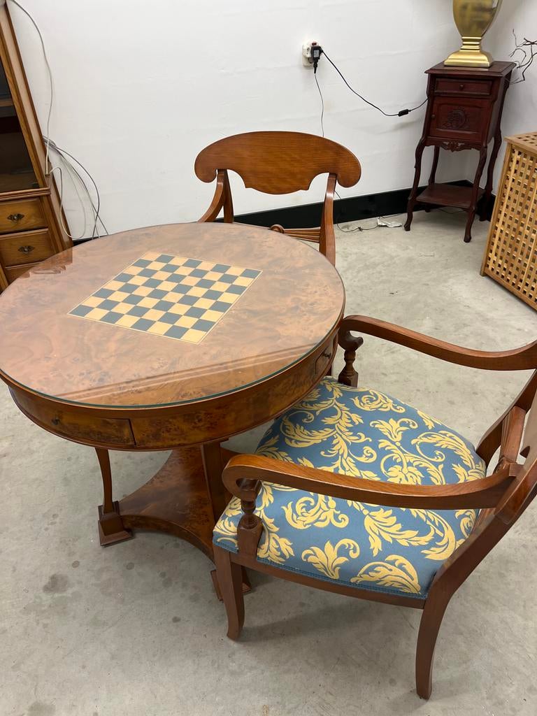 Antieke speeltafel met schaakbord en stoelen, Ophalen