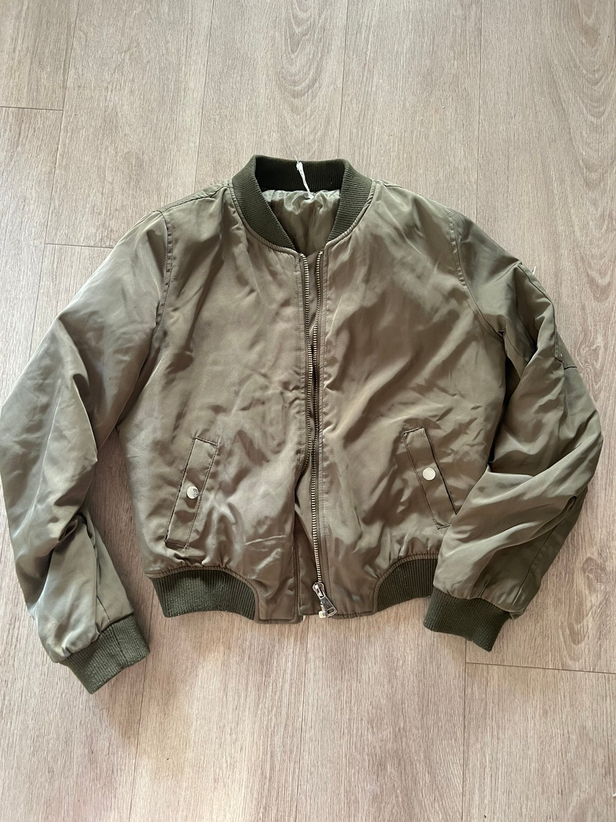 Stoer kaki bomberjack van Cherry Koko L, Kleding | Dames, Ophalen of Verzenden, Zo goed als nieuw, Groen