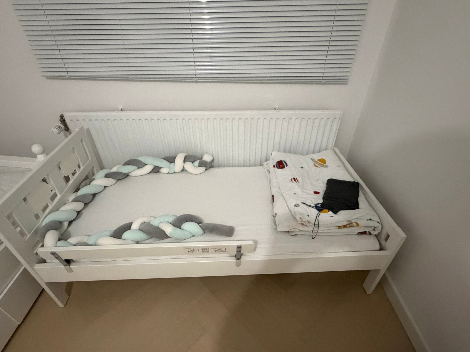 Wit kinderbed met matras en bedhekje, Ophalen, Gebruikt, 70 tot 85 cm, Matras