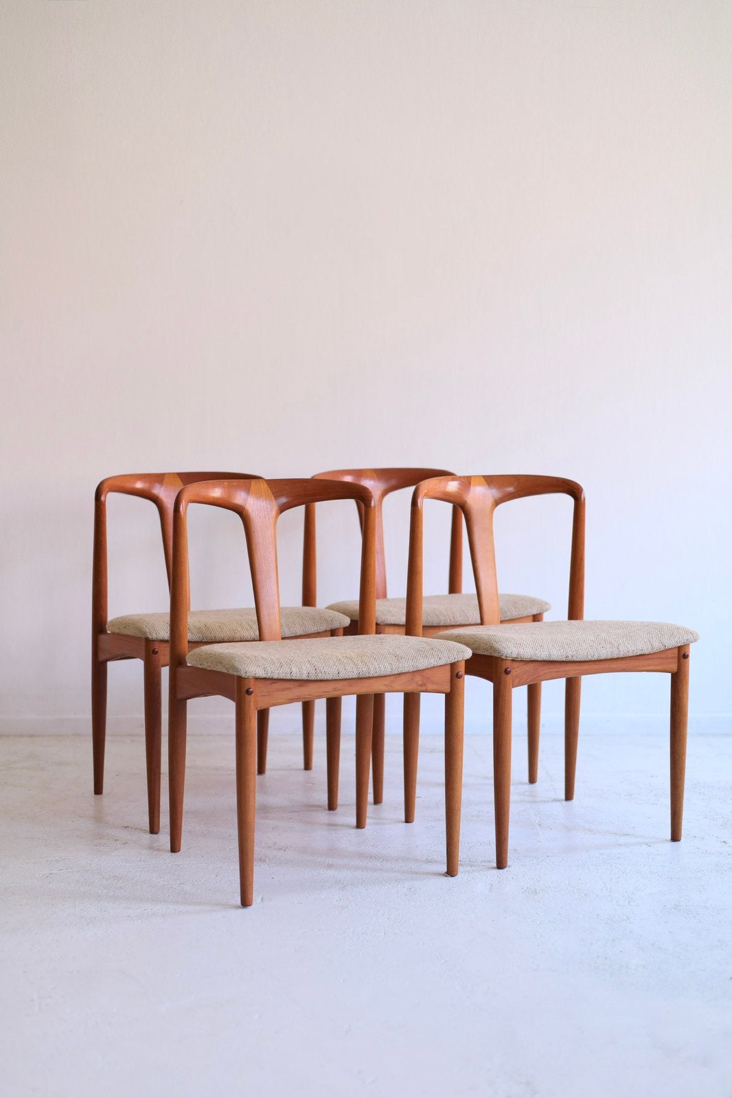 Set van 4 eetkamerstoelen model Juliane, Johannes Andersen, Ophalen, Hout, Bruin, Design