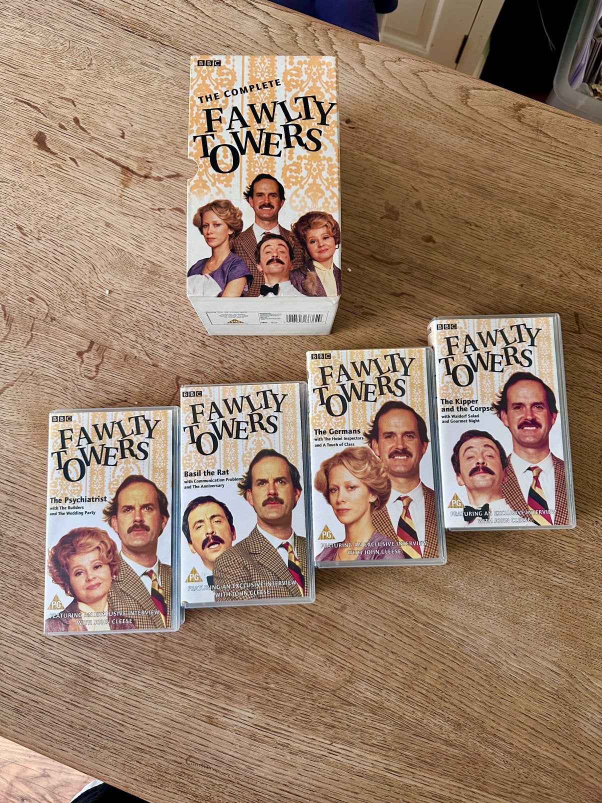 The Complete Fawlty Towers VHS box (BBC, 4 banden, 12 afl), Engels, Alle leeftijden, Zo goed als nieuw, Tv-serie of Tv-programma