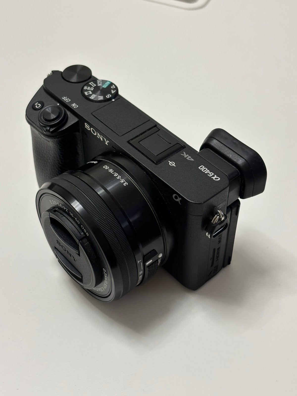 Sony A6400 - Kit Lens + Extra batterijen met laadstation