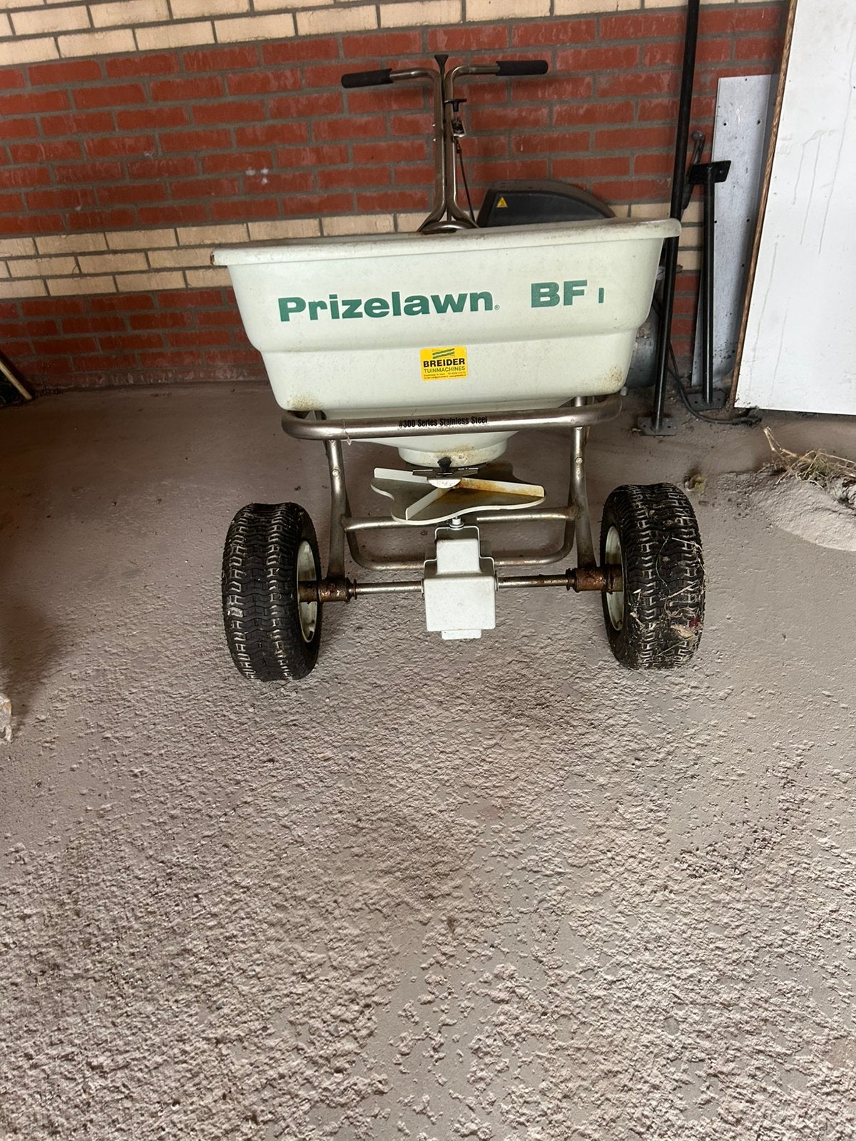 Prizelawn bigfoot strooier, Ophalen, Zo goed als nieuw