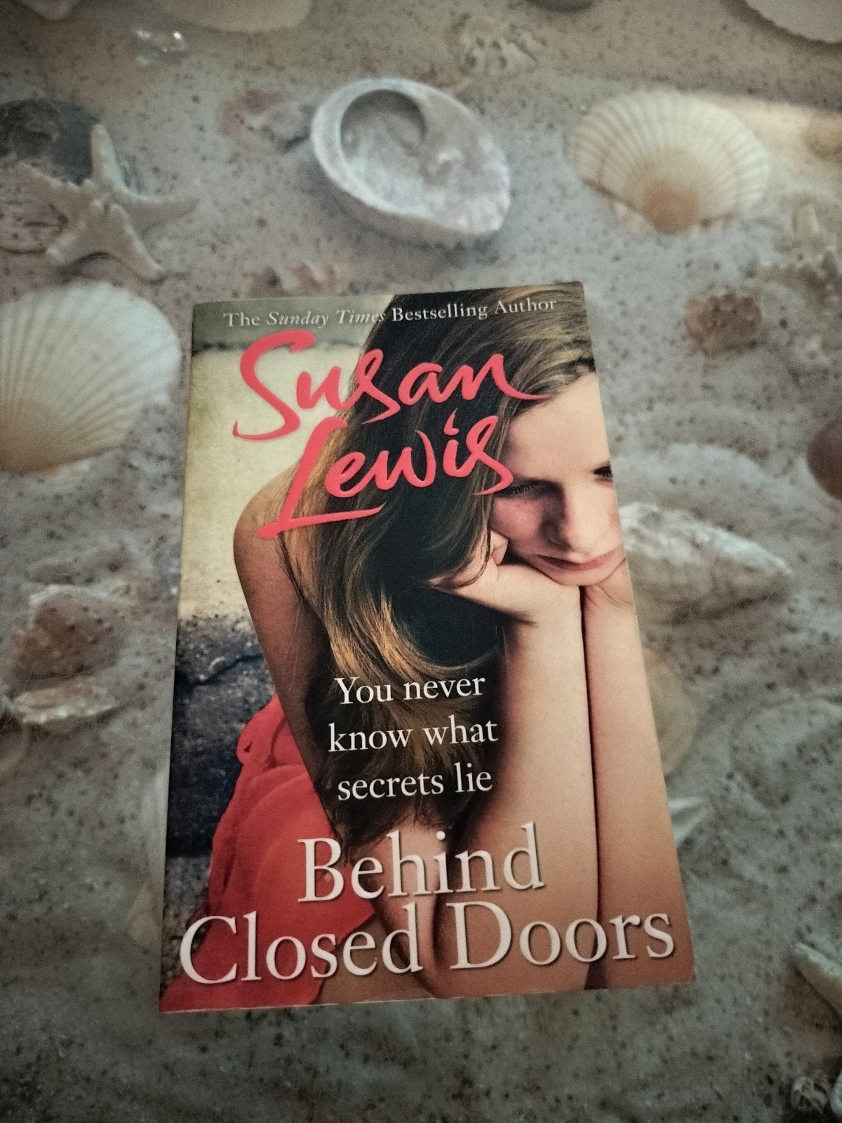 Susan Lewis - Behind closed doors - English, Ophalen of Verzenden, Gelezen