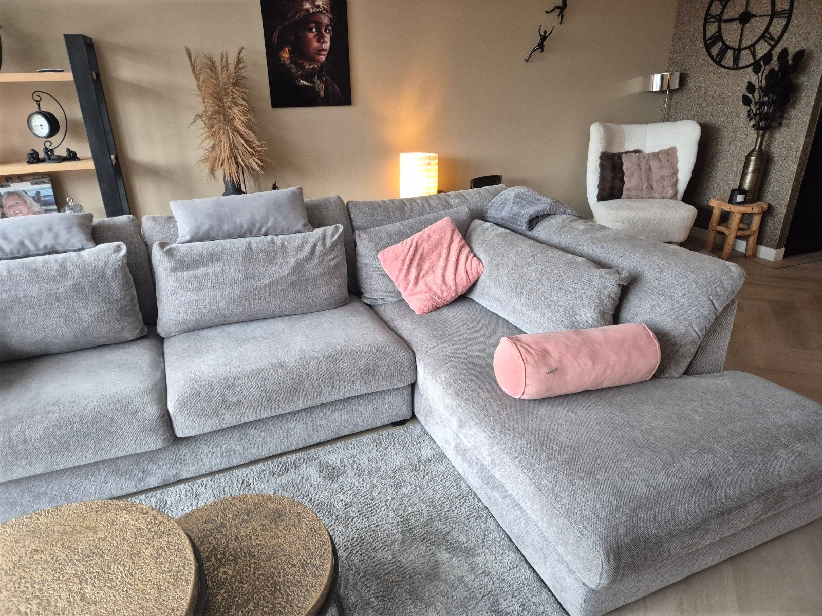 Grijze Hoekbank met Roze Kussens - Comfortabel en Modern, Modern, Comfortabel, 250 tot 300 cm, 100 tot 125 cm, Hoekbank
